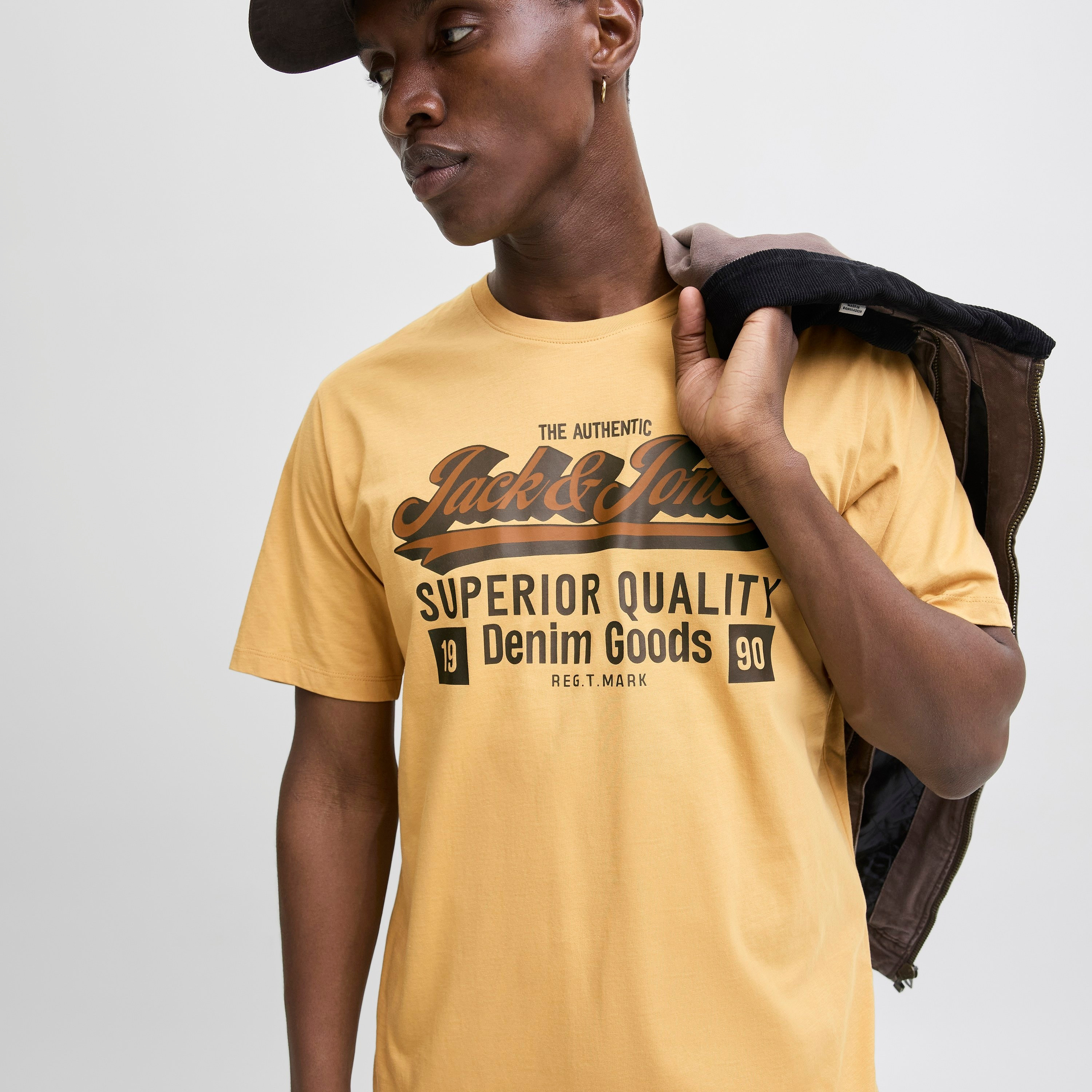 تيشيرت رجالي مطبوع برسومات بياقة دائرية وأكمام قصيرة من جاك ان جونز-men-clothing-tshirtsandpolos-tshirts-image-3