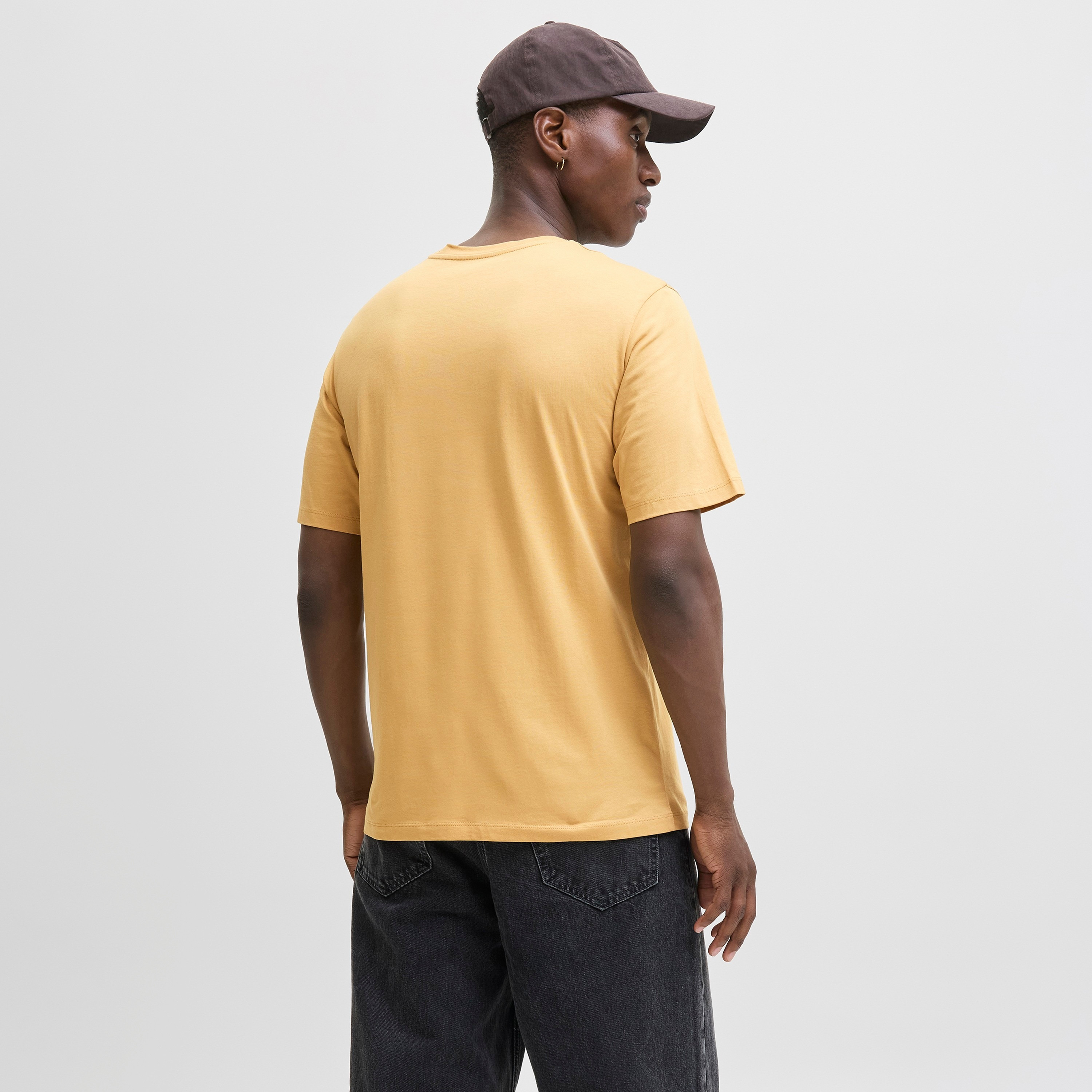 تيشيرت رجالي مطبوع برسومات بياقة دائرية وأكمام قصيرة من جاك ان جونز-men-clothing-tshirtsandpolos-tshirts-image-4