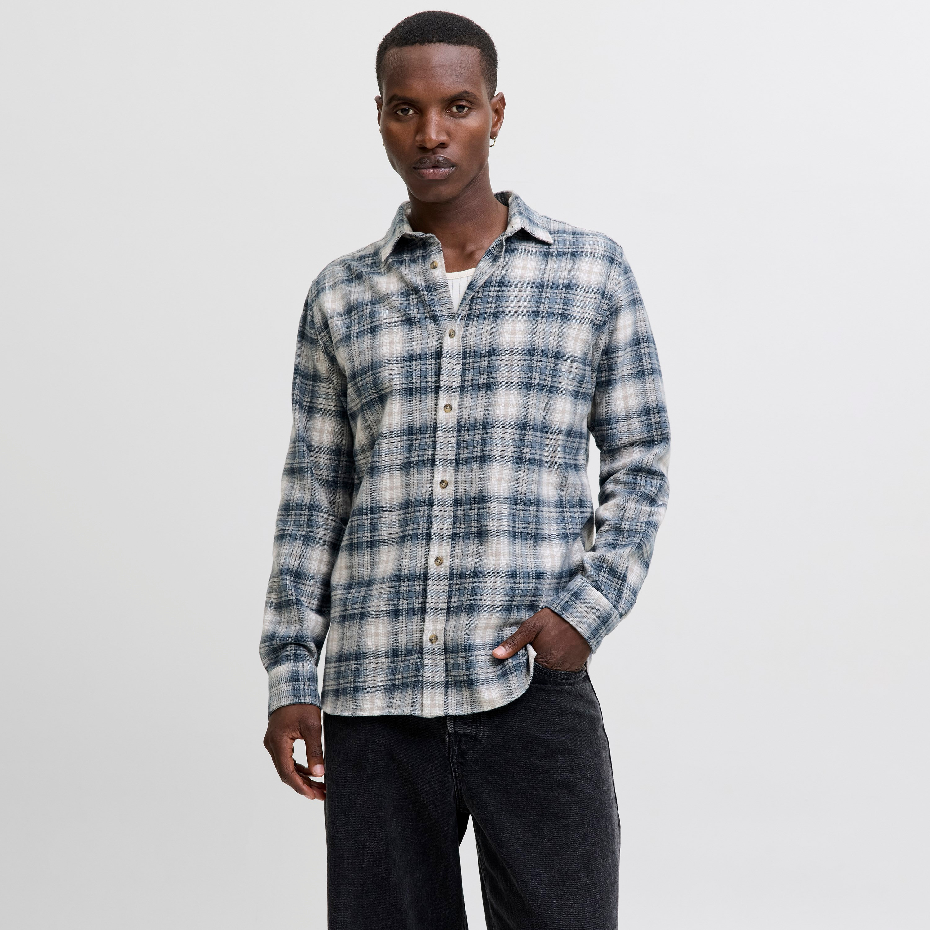 قميص رجالي جاك آند جونز بقصة عادية ومُقلَّم بياقة مطوية وأكمام طويلة-men-clothing-shirts-image-4