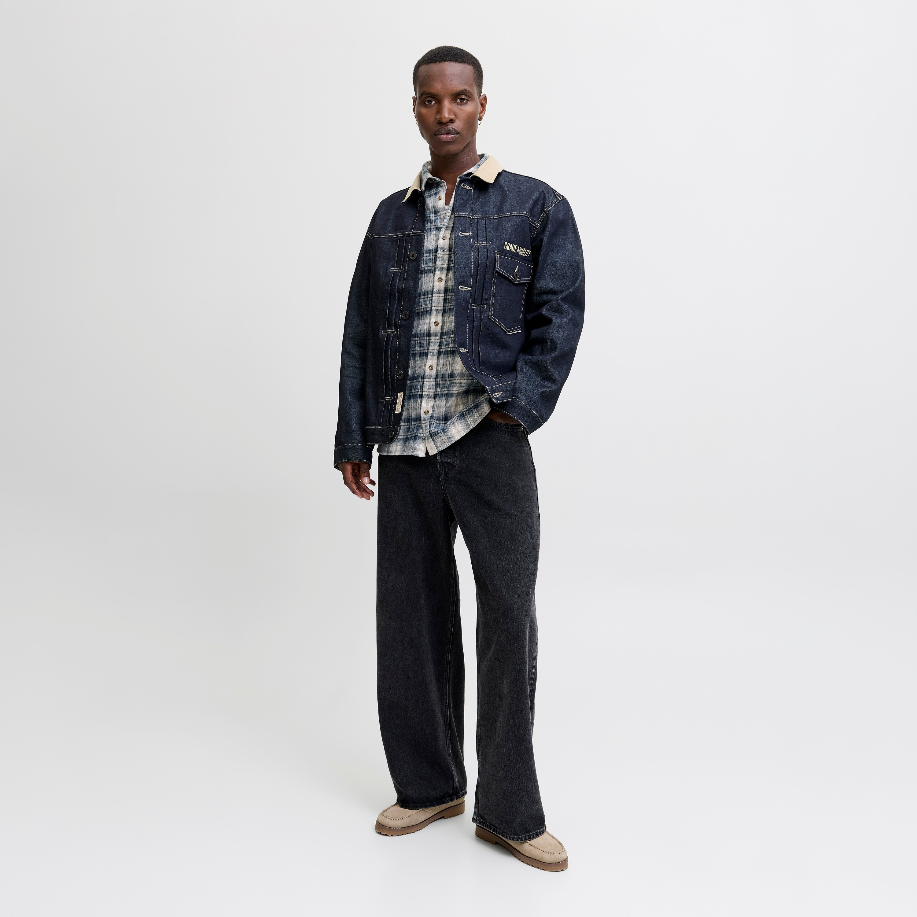 قميص رجالي جاك آند جونز بقصة عادية ومُقلَّم بياقة مطوية وأكمام طويلة-men-clothing-shirts-image-5