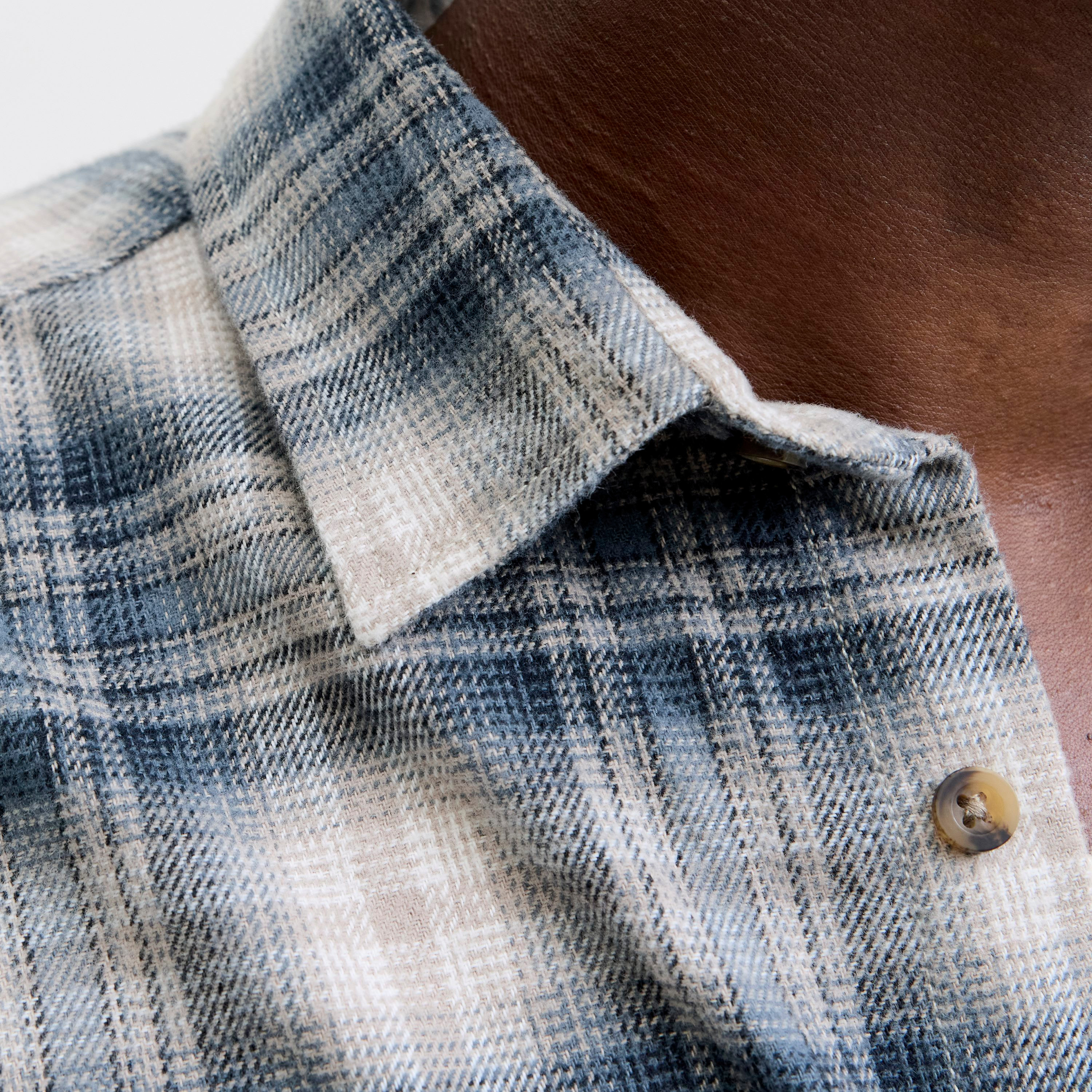 قميص رجالي جاك آند جونز بقصة عادية ومُقلَّم بياقة مطوية وأكمام طويلة-men-clothing-shirts-image-6