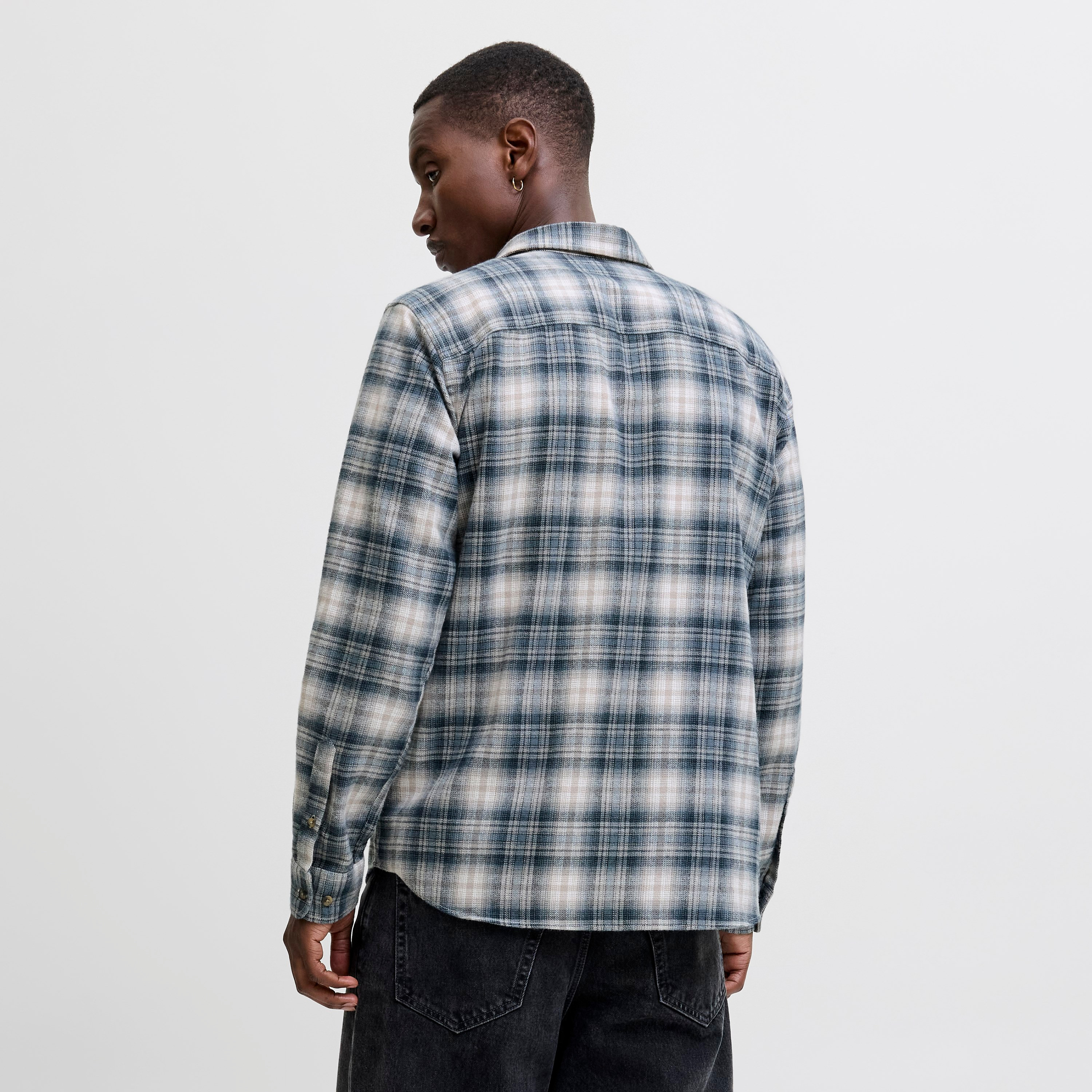 قميص رجالي جاك آند جونز بقصة عادية ومُقلَّم بياقة مطوية وأكمام طويلة-men-clothing-shirts-image-7