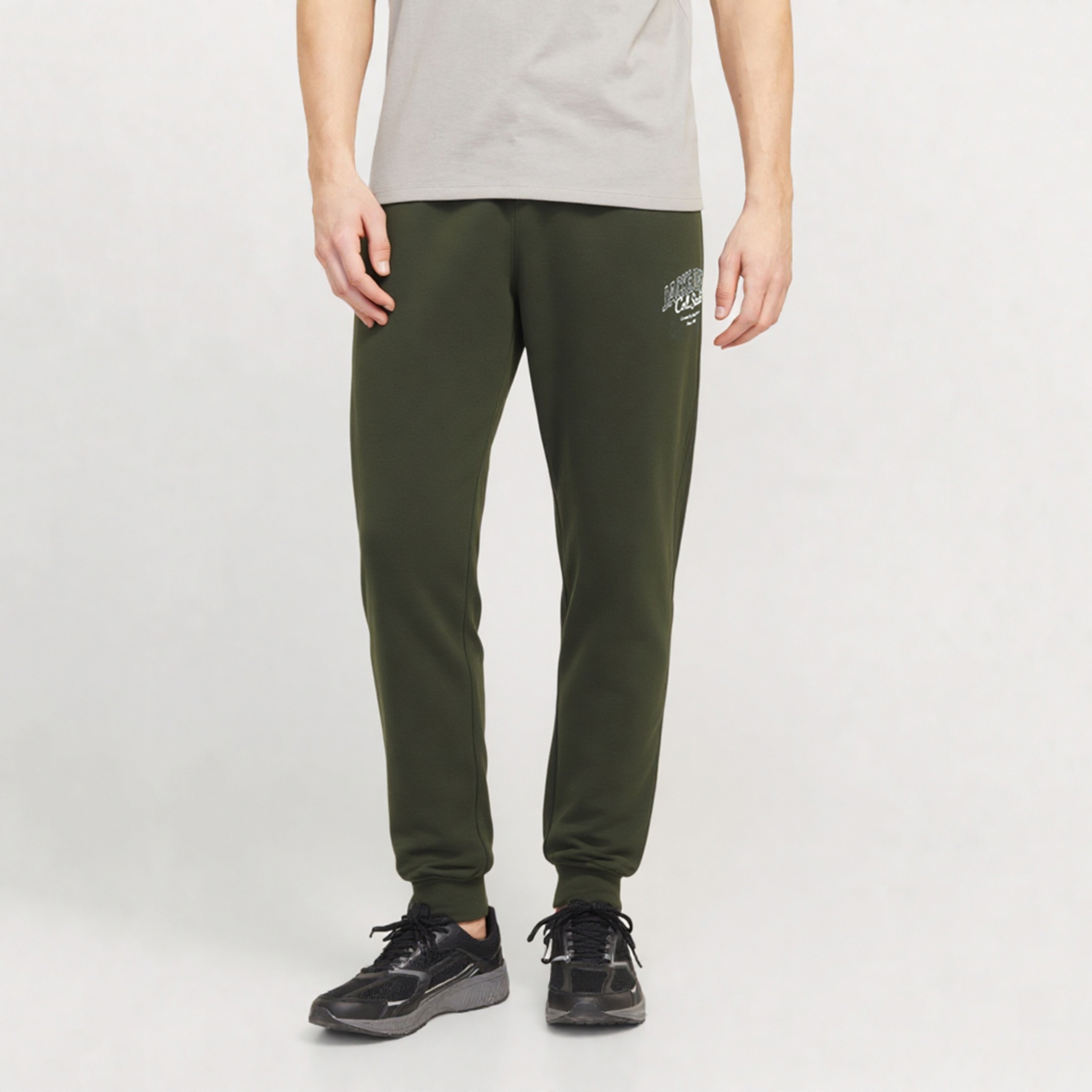 بنطلون رياضي رجالي سادة بخصر متوسط الارتفاع ورباط سحب من جاك ان جونز-men-clothing-bottoms-joggers-image-7