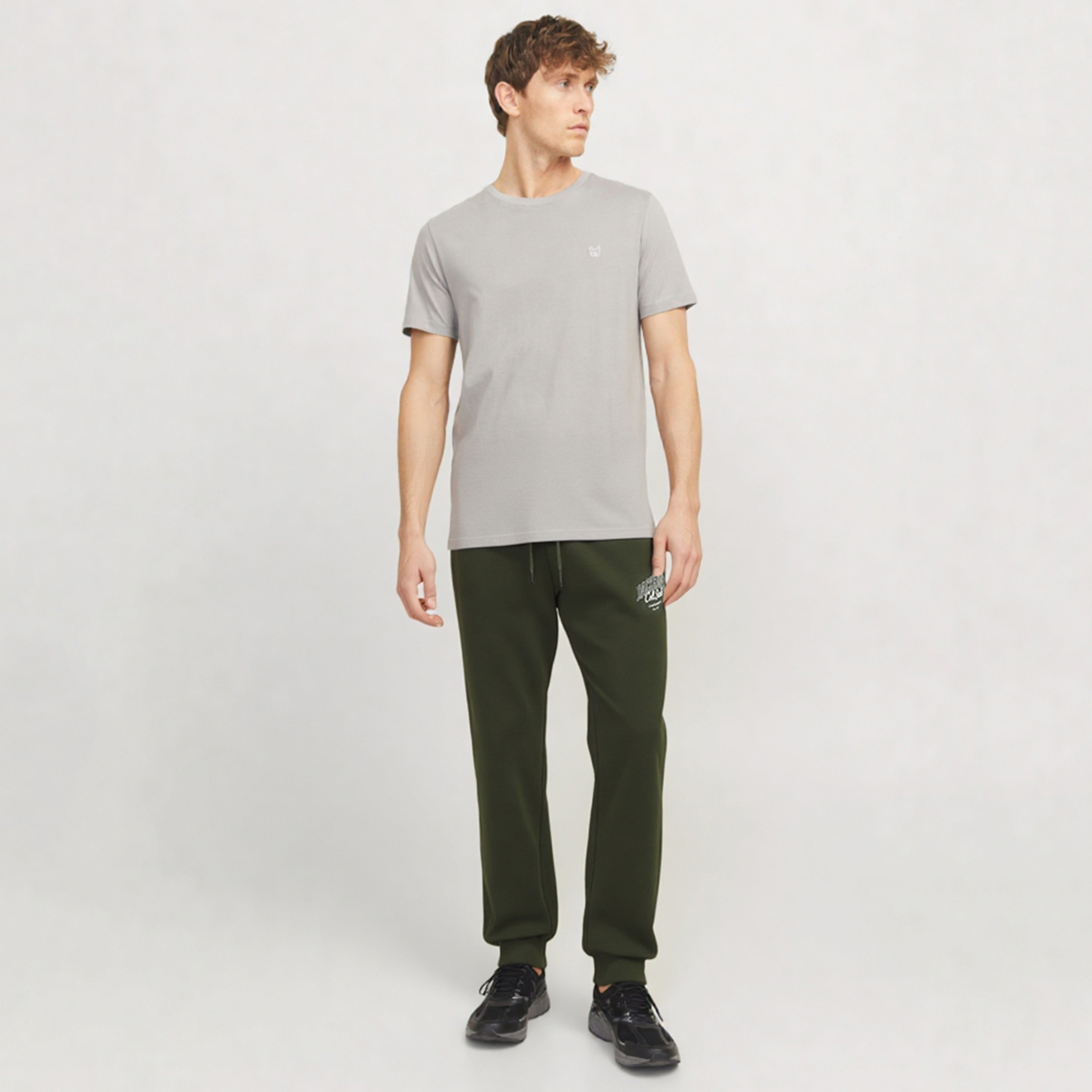 بنطلون رياضي رجالي سادة بخصر متوسط الارتفاع ورباط سحب من جاك ان جونز-men-clothing-bottoms-joggers-image-8