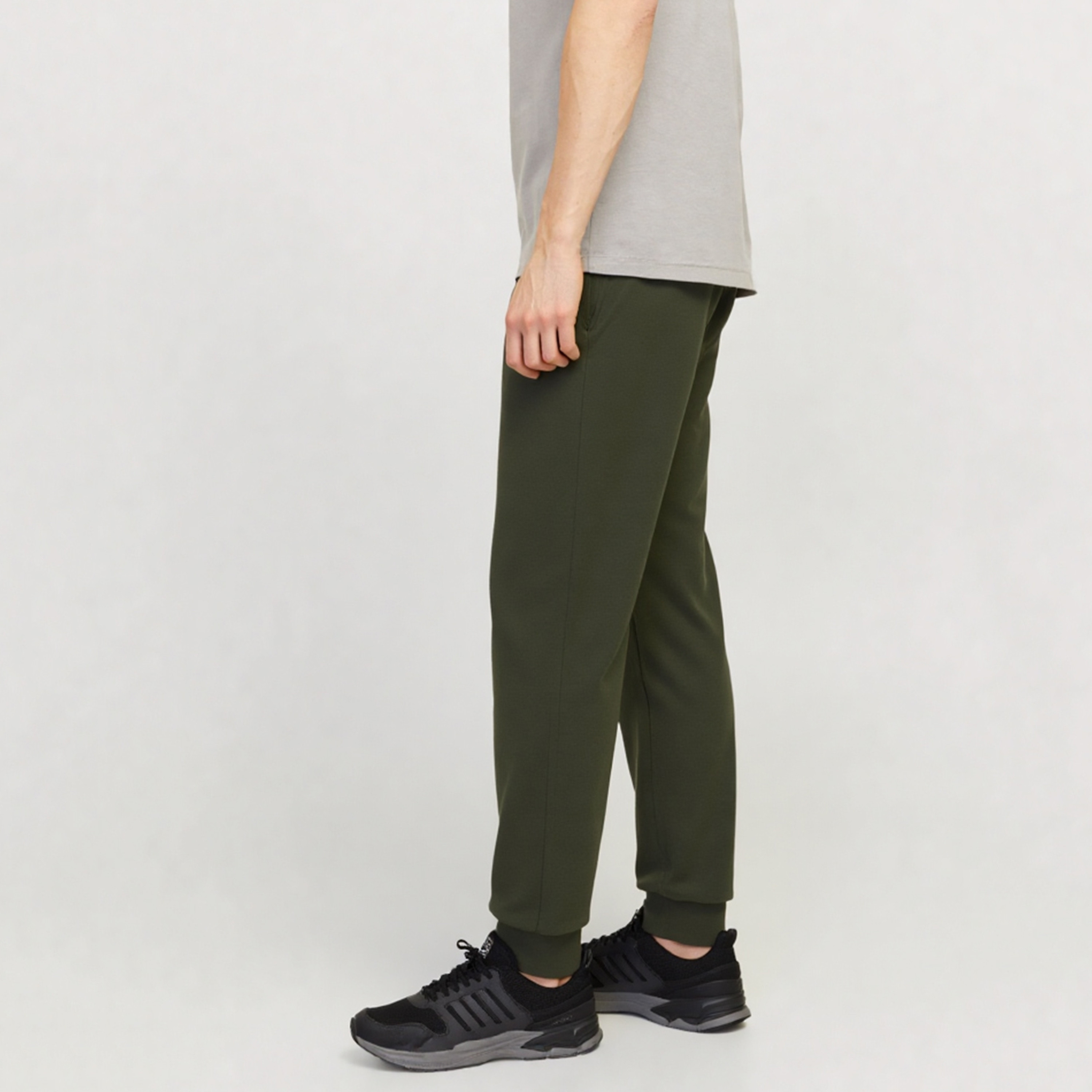 بنطلون رياضي رجالي سادة بخصر متوسط الارتفاع ورباط سحب من جاك ان جونز-men-clothing-bottoms-joggers-image-9