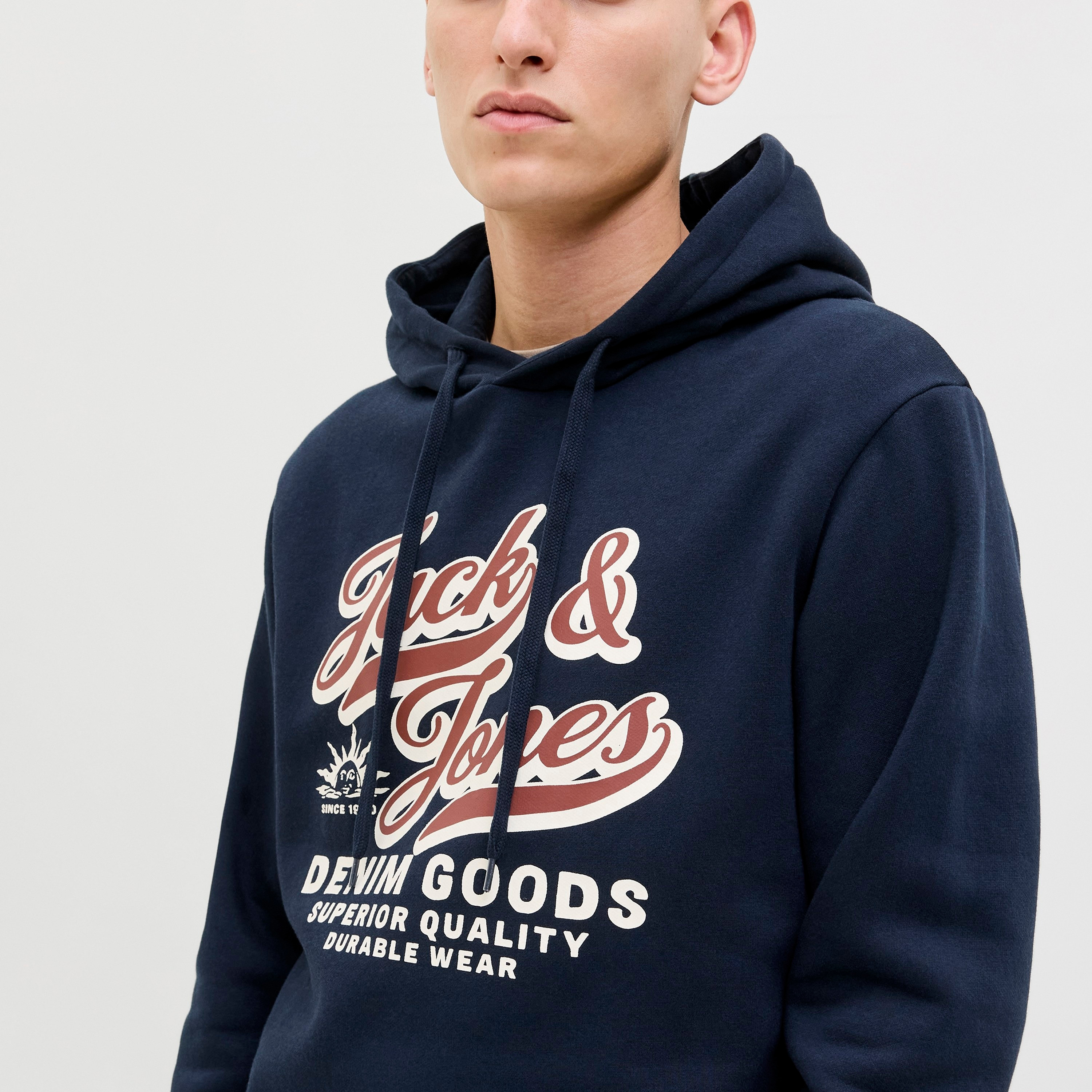 كنزة صوفية رجالية مطبوعة برسومات بقلنسوة وأكمام طويلة من جاك ان جونز-men-winterwear-hoodiesandsweatshirts-image-3