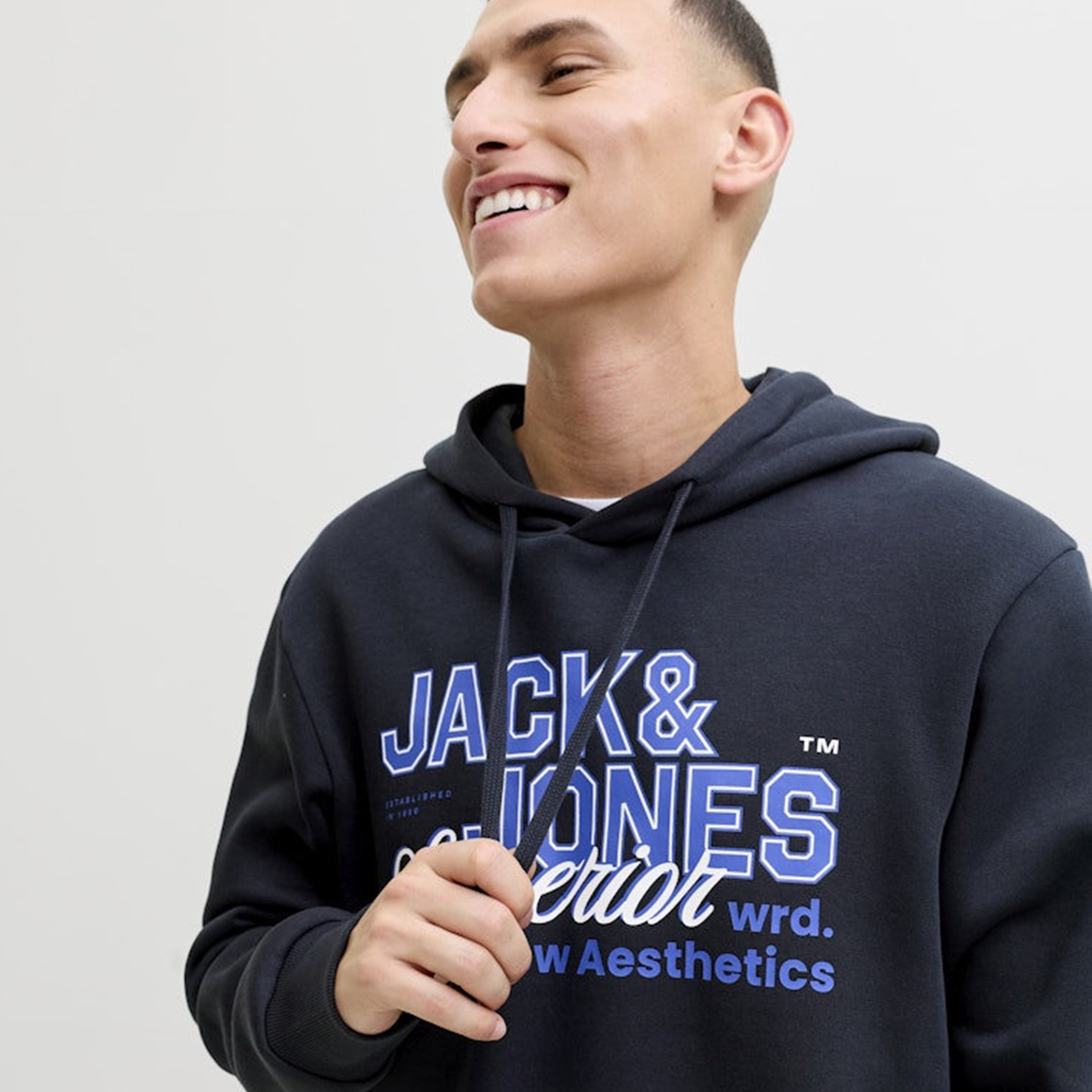 كنزة صوفية رجالية مطبوعة برسومات بقلنسوة وأكمام طويلة من جاك ان جونز-men-winterwear-hoodiesandsweatshirts-image-15