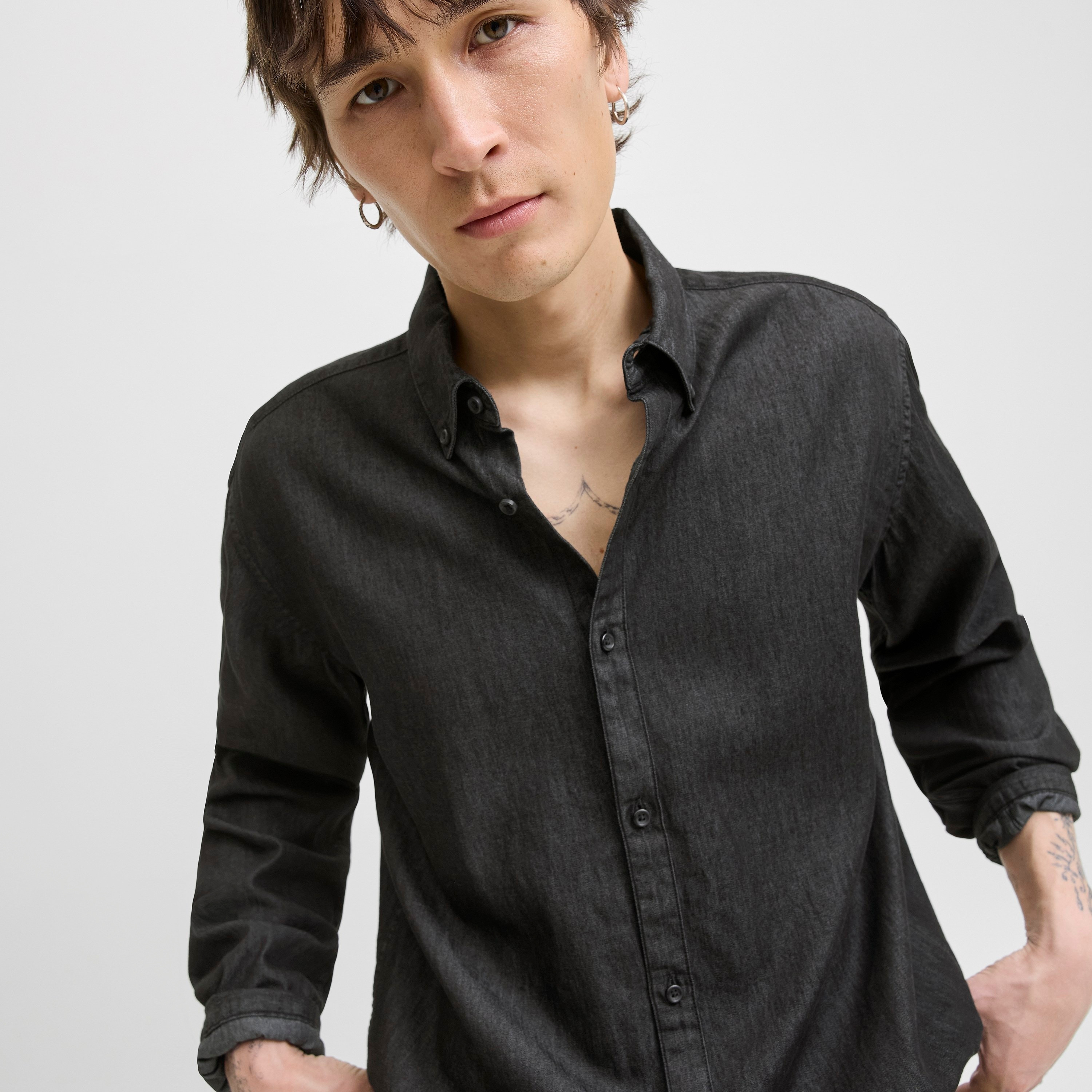 قميص رجالي بقصّة عادية وياقة وأزرار وأكمام طويلة من جاك آند جونز-men-clothing-shirts-image-3