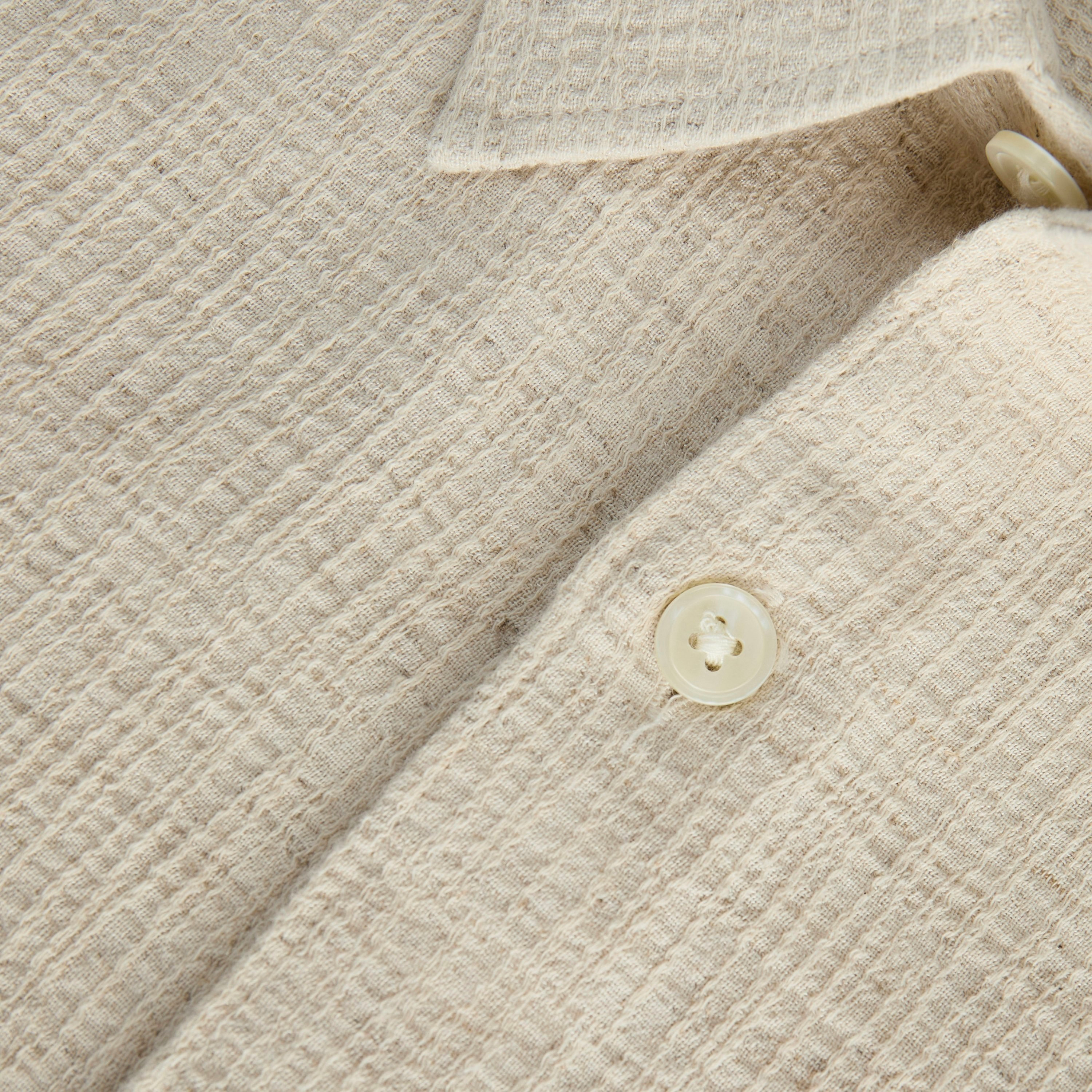 قميص رجالي بقصة مريحة ومنقوش بياقة وأكمام طويلة من جاك ان جونز-men-clothing-shirts-image-4