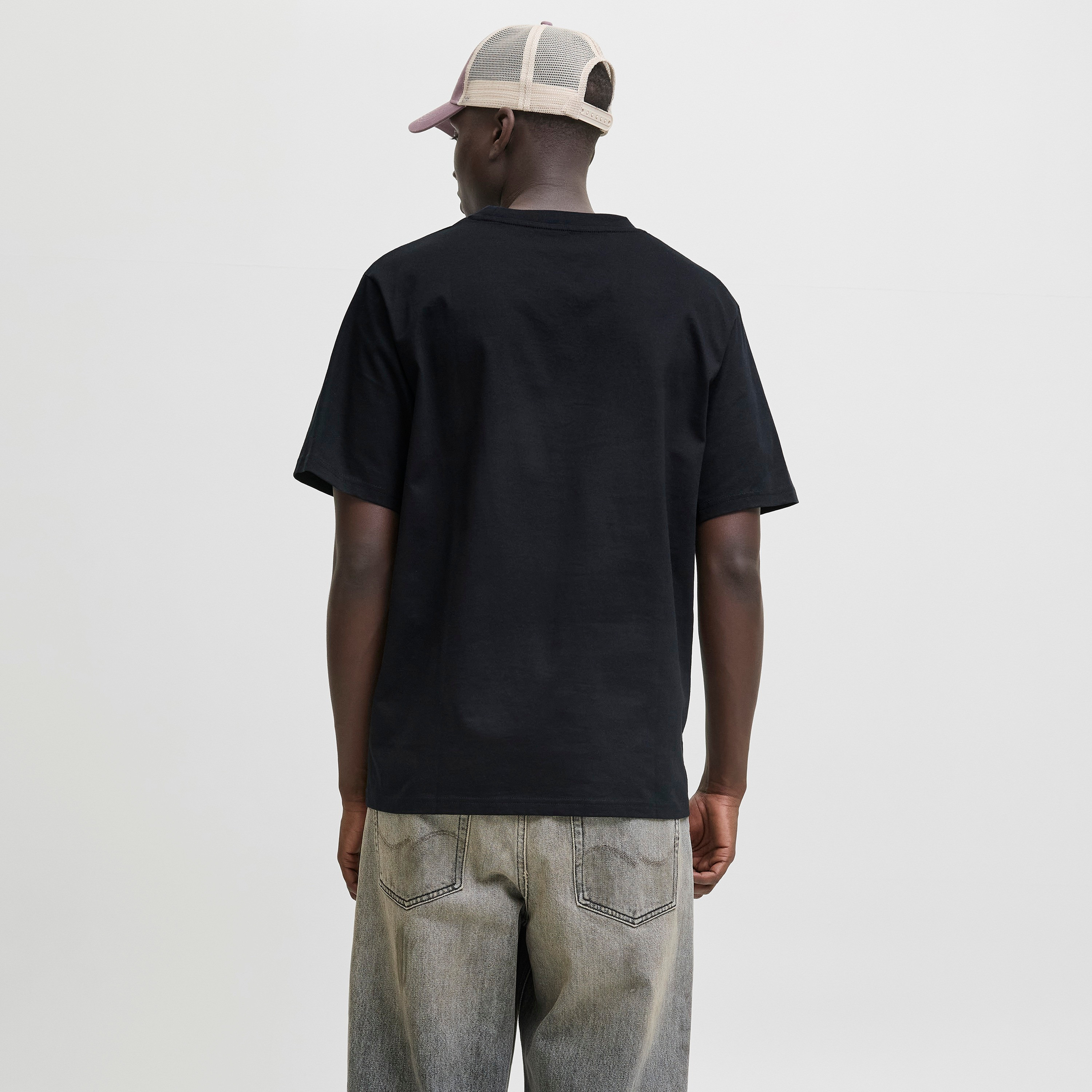 تيشيرت رجالي مطبوع برسومات بياقة دائرية وأكمام قصيرة من جاك ان جونز-men-clothing-tshirtsandpolos-tshirts-image-4