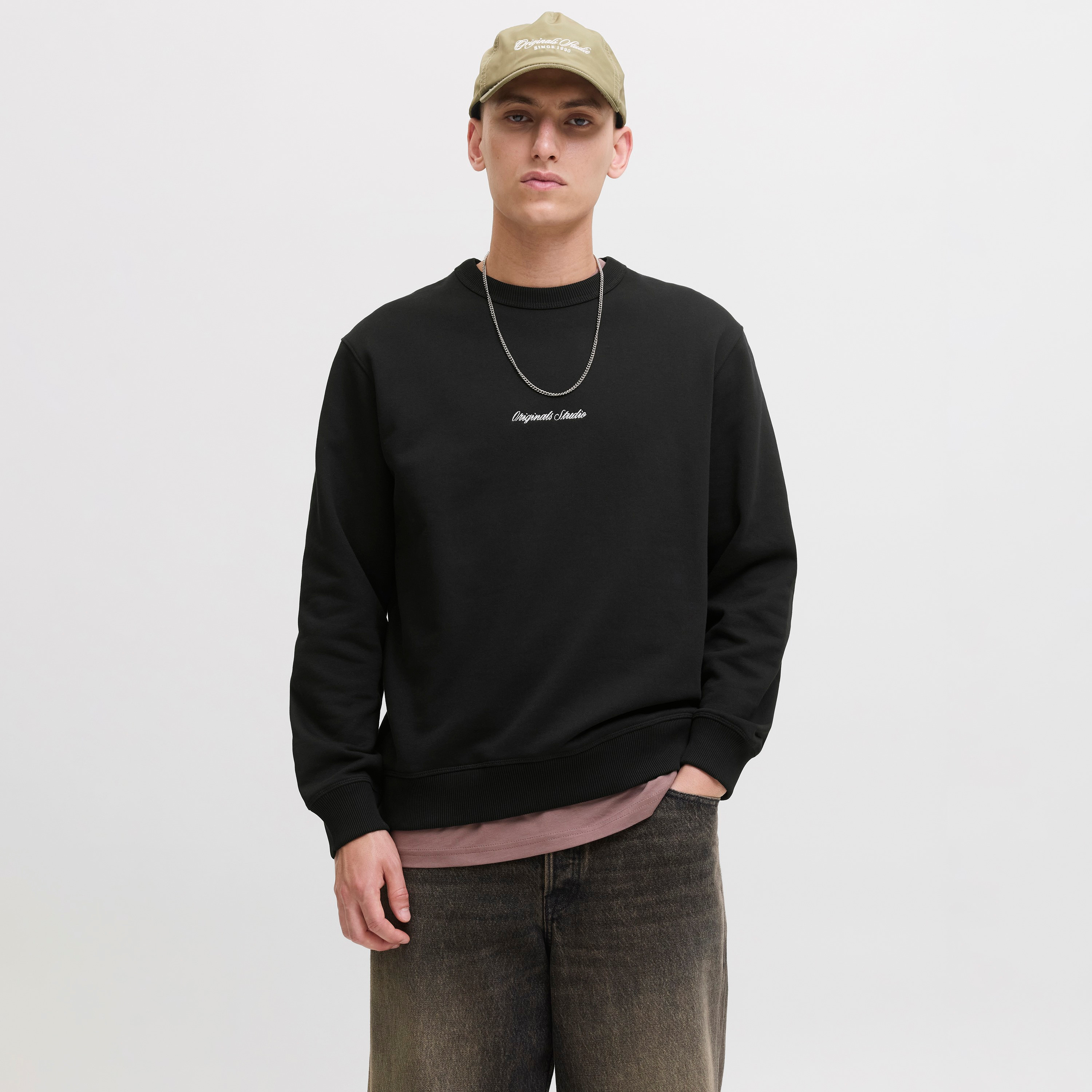 سويت شيرت رجالي سادة بياقة دائرية وأكمام طويلة من جاك آند جونز-men-winterwear-hoodiesandsweatshirts-image-2