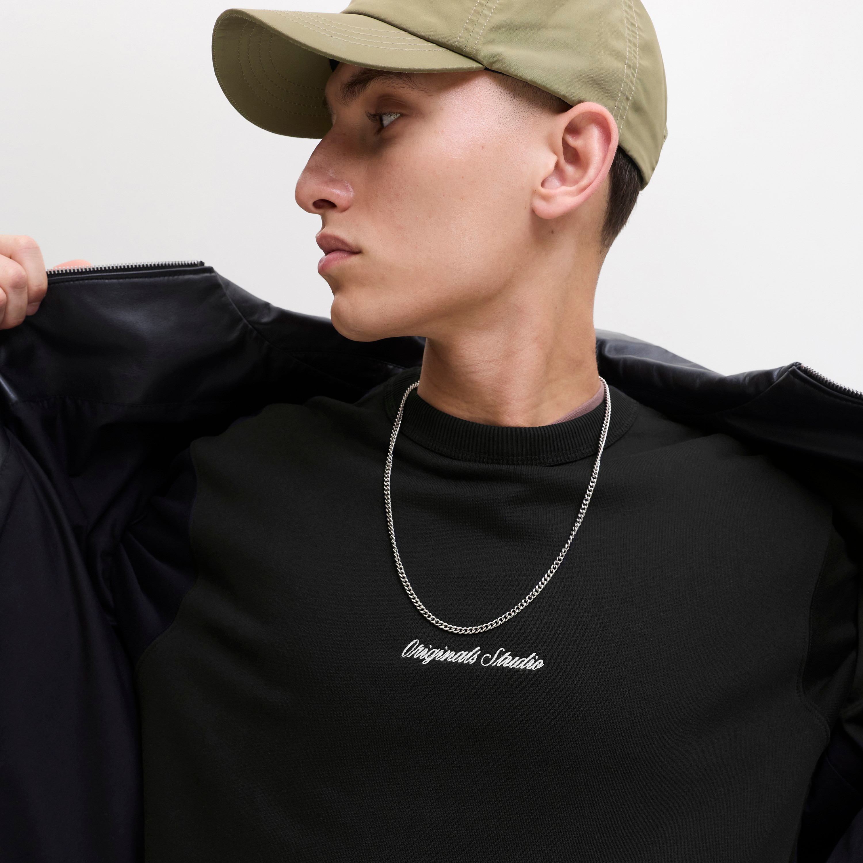 سويت شيرت رجالي سادة بياقة دائرية وأكمام طويلة من جاك آند جونز-men-winterwear-hoodiesandsweatshirts-image-4