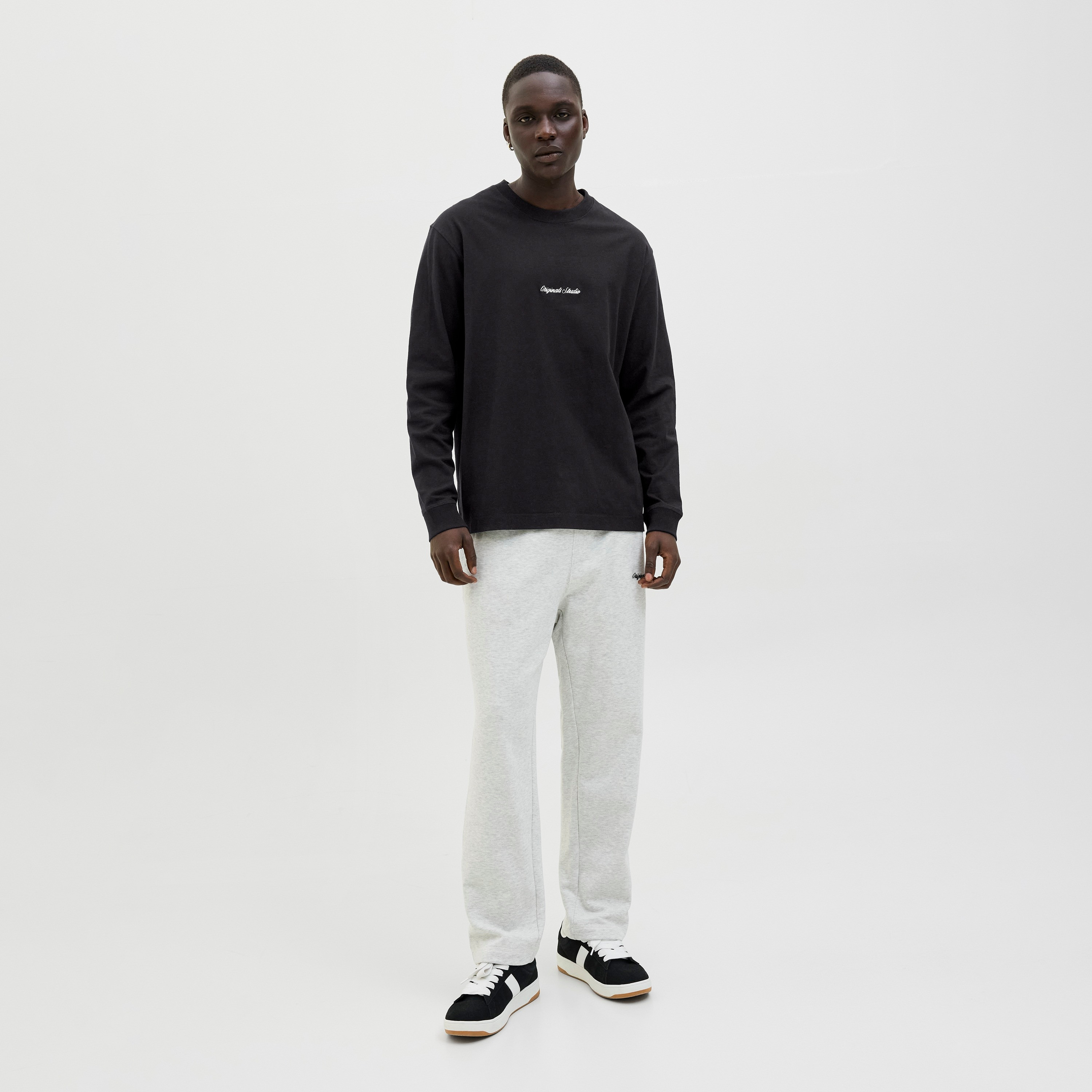 تيشيرت رجالي سادة بياقة دائرية وأكمام طويلة من جاك ان جونز-men-clothing-tshirtsandpolos-tshirts-image-2