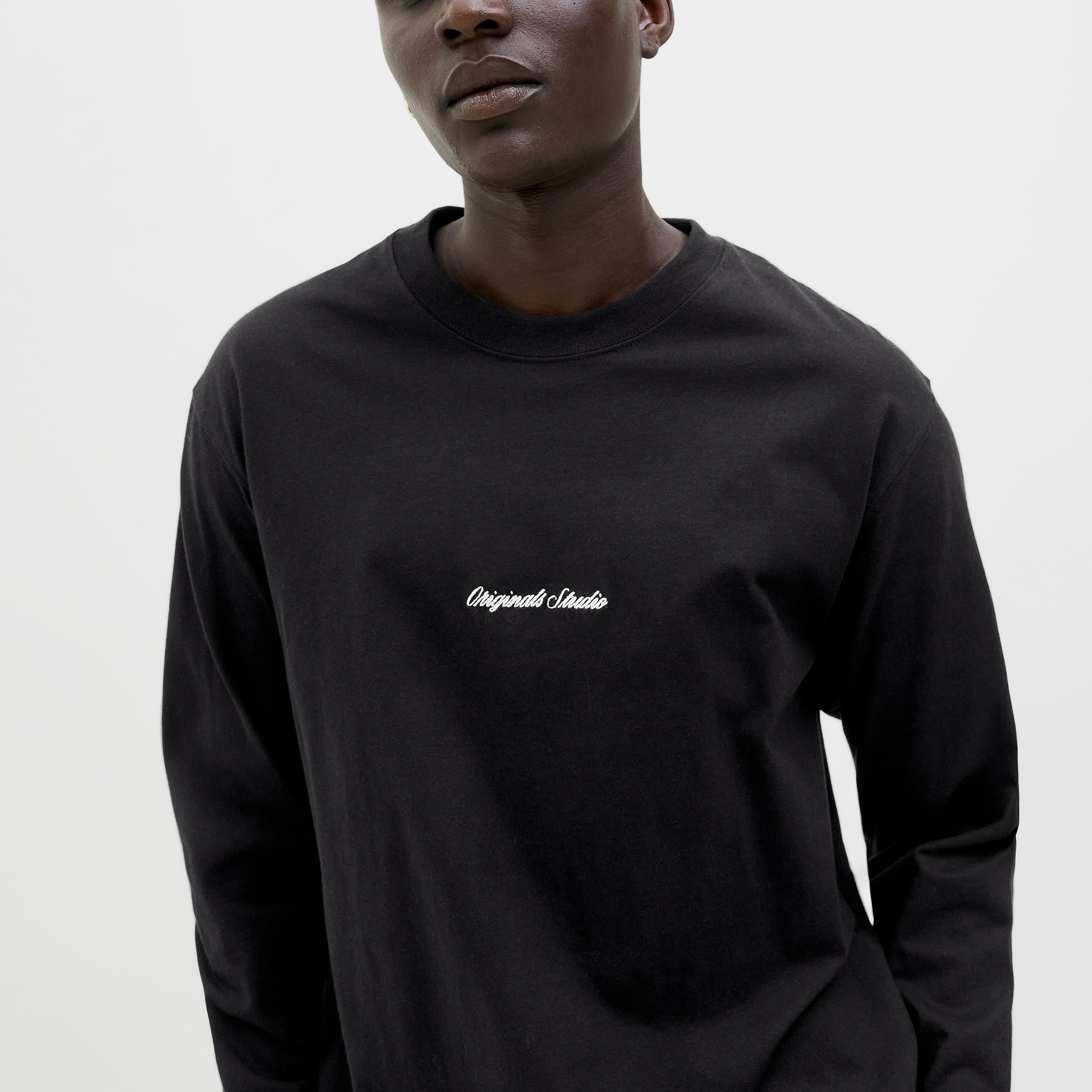 تيشيرت رجالي سادة بياقة دائرية وأكمام طويلة من جاك ان جونز-men-clothing-tshirtsandpolos-tshirts-image-3