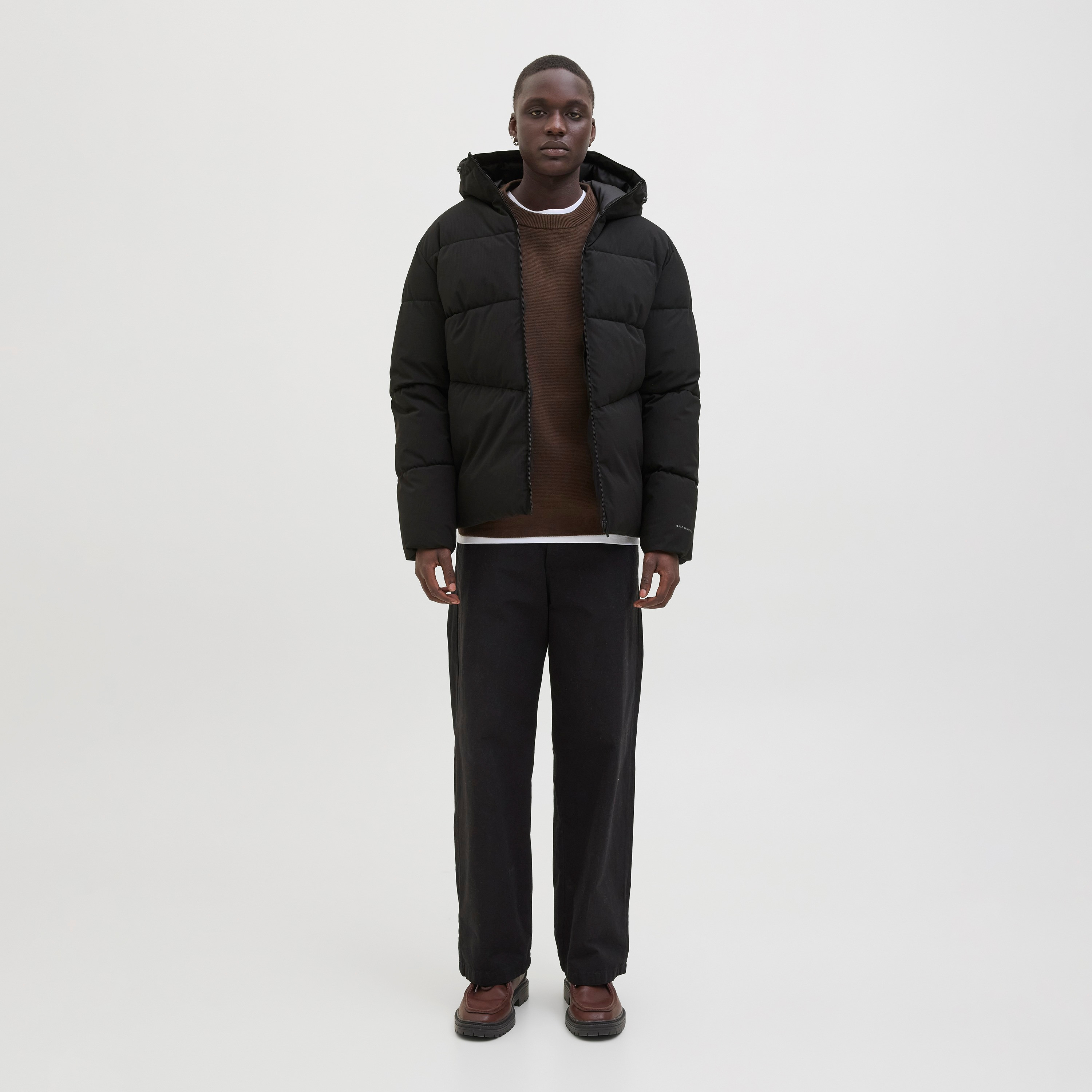 جاكيت منفوخ (بافر) رجالي جاك آند جونز سادة بغطاء رأس (هودي) وأكمام طويلة-men-clothing-jacketsandblazers-jackets-image-2