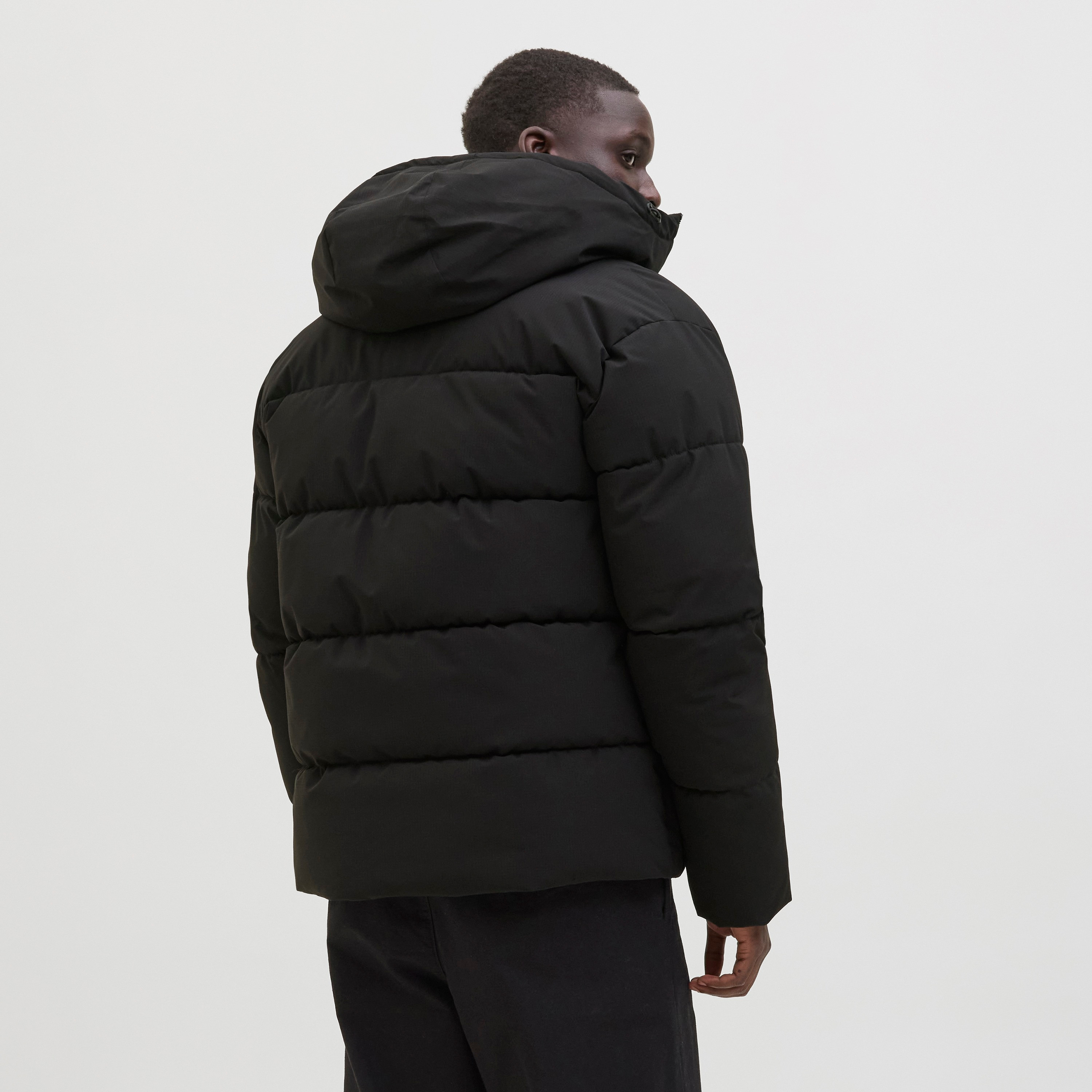 جاكيت منفوخ (بافر) رجالي جاك آند جونز سادة بغطاء رأس (هودي) وأكمام طويلة-men-clothing-jacketsandblazers-jackets-image-4
