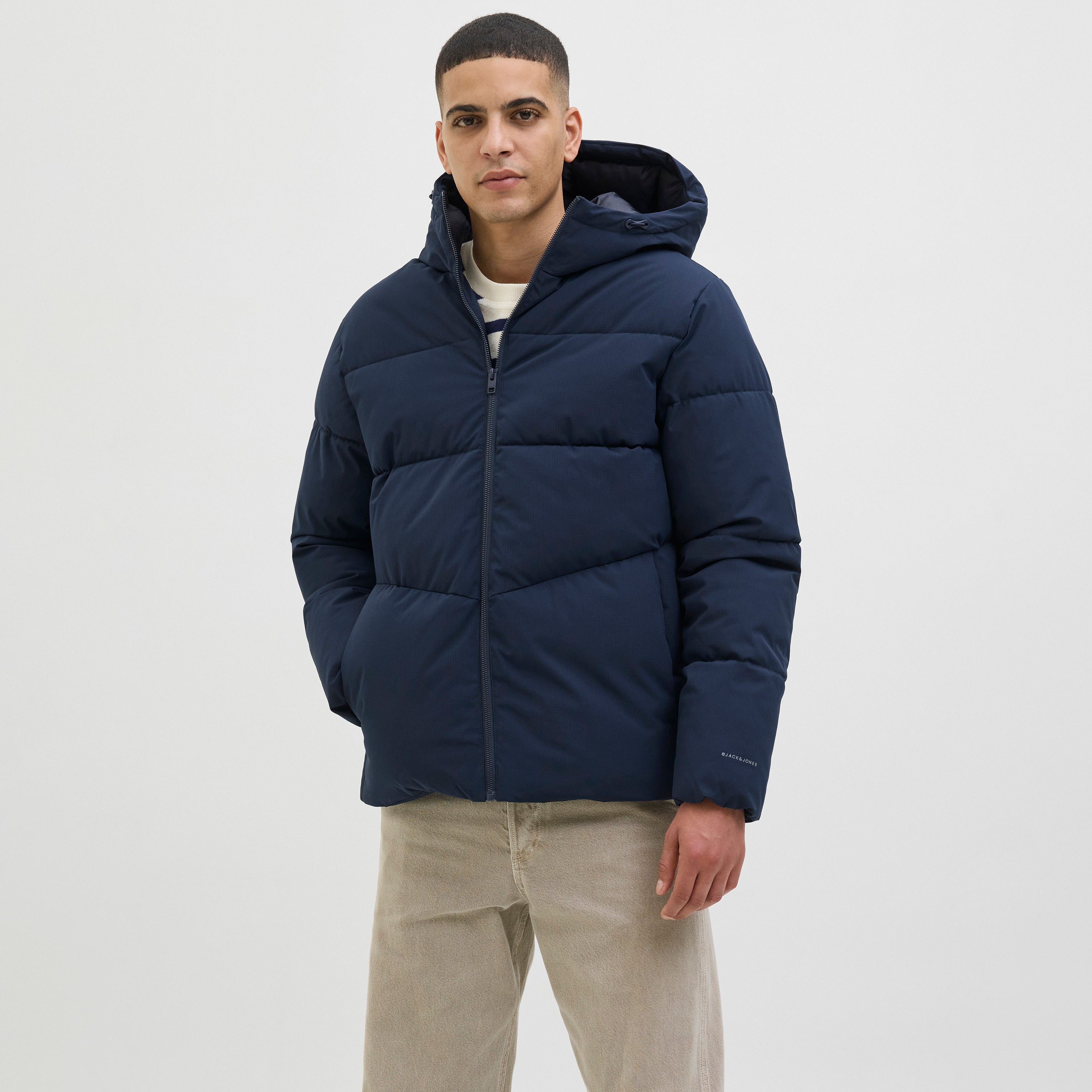جاكيت منفوخ (بافر) رجالي جاك آند جونز سادة بغطاء رأس (هودي) وأكمام طويلة-men-clothing-jacketsandblazers-jackets-image-9
