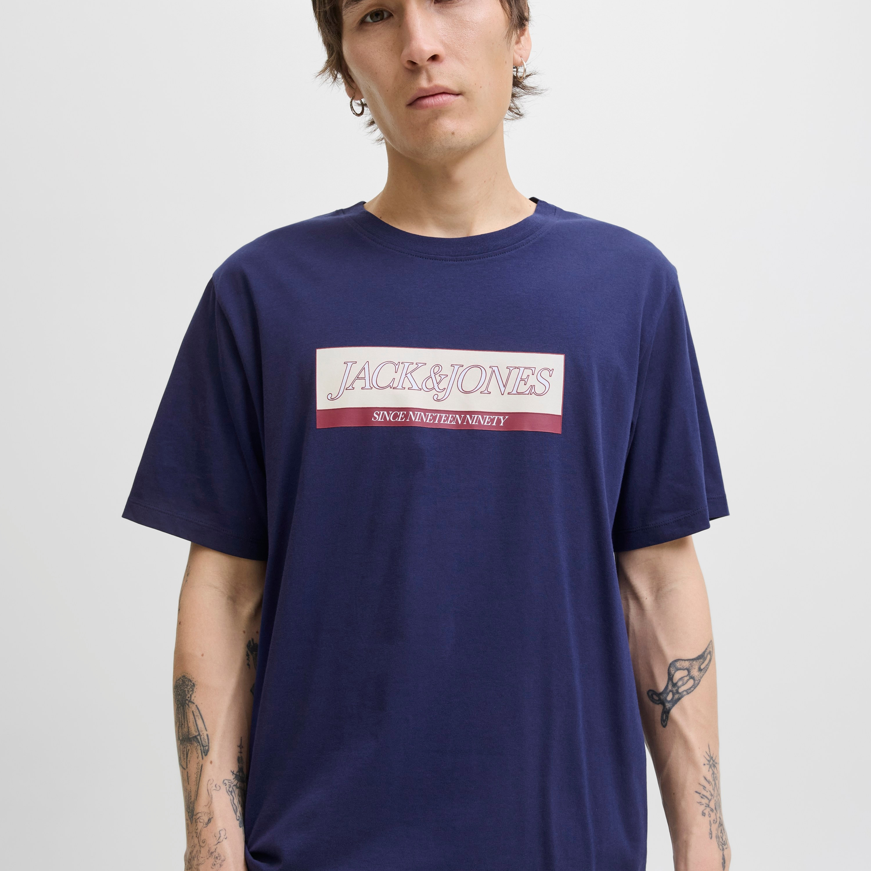 تيشيرت رجالي مطبوع برسومات بياقة دائرية وأكمام قصيرة من جاك ان جونز-men-clothing-tshirtsandpolos-tshirts-image-16