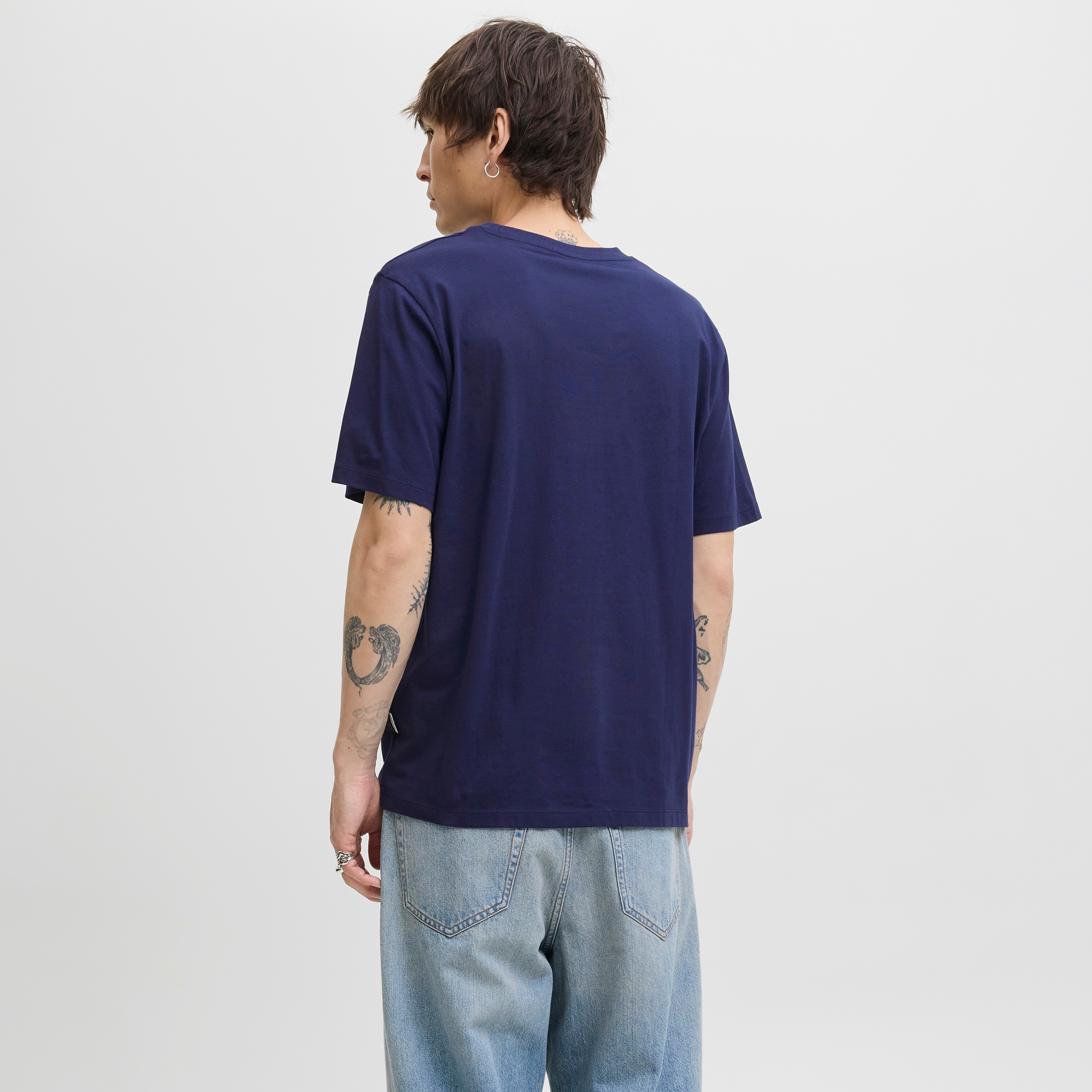 تيشيرت رجالي مطبوع برسومات بياقة دائرية وأكمام قصيرة من جاك ان جونز-men-clothing-tshirtsandpolos-tshirts-image-17