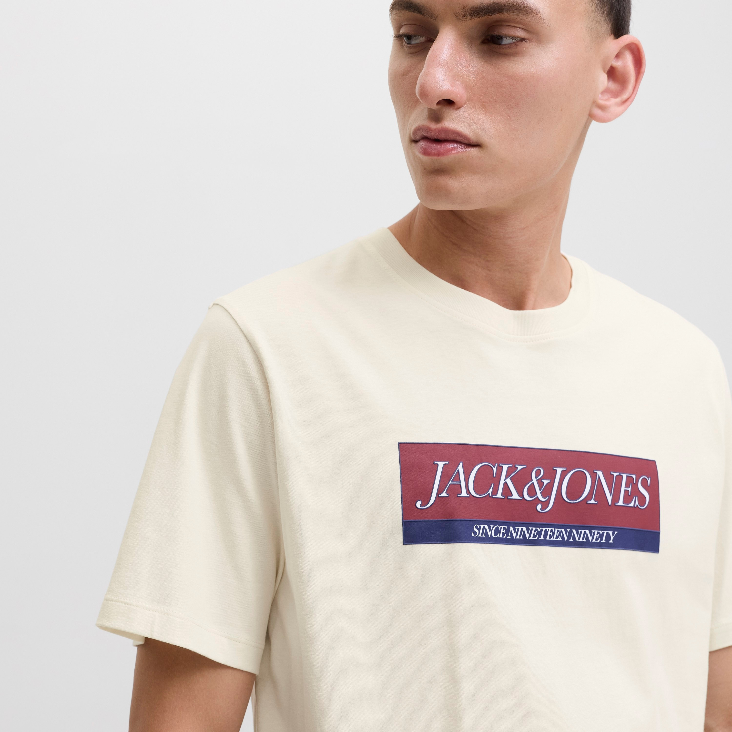 تيشيرت رجالي مطبوع برسومات بياقة دائرية وأكمام قصيرة من جاك ان جونز-men-clothing-tshirtsandpolos-tshirts-image-9