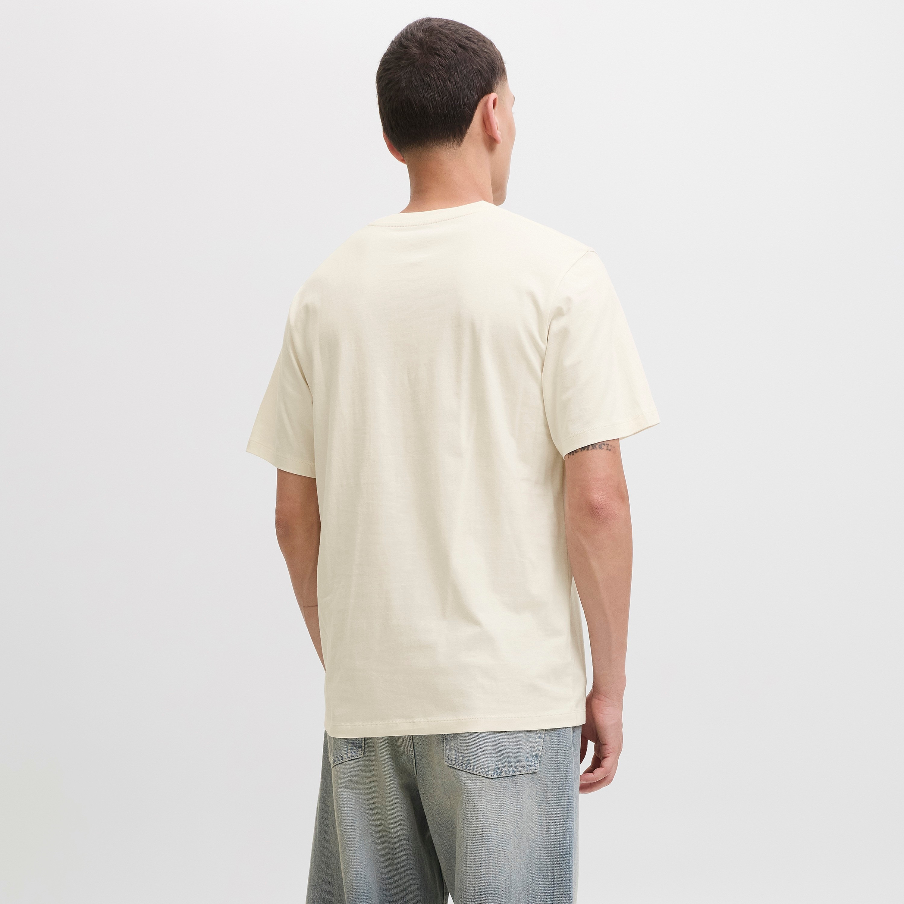 تيشيرت رجالي مطبوع برسومات بياقة دائرية وأكمام قصيرة من جاك ان جونز-men-clothing-tshirtsandpolos-tshirts-image-10