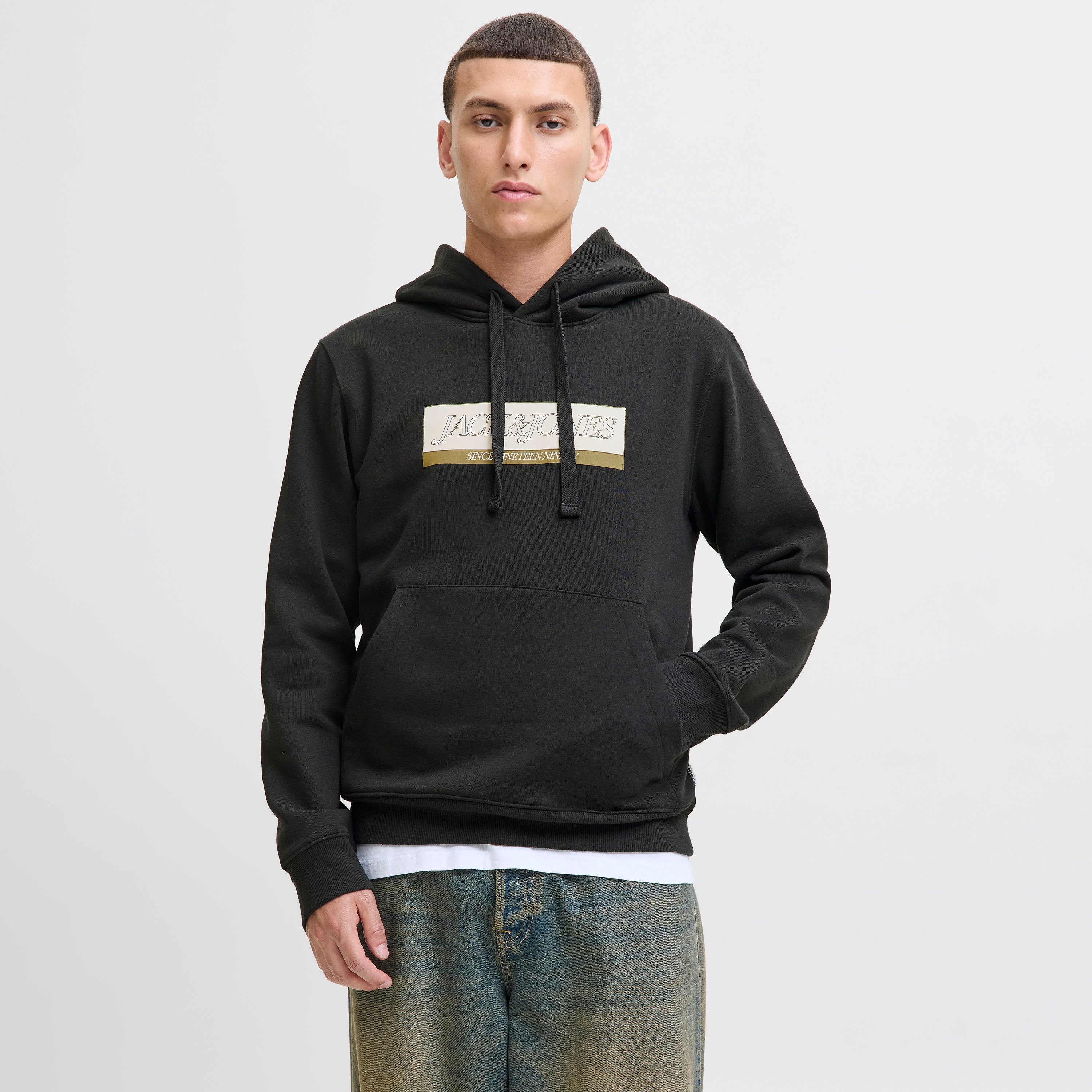هودي رجالي مطبوع بأكمام طويلة من جاك اند جونز-men-winterwear-hoodiesandsweatshirts-image-1