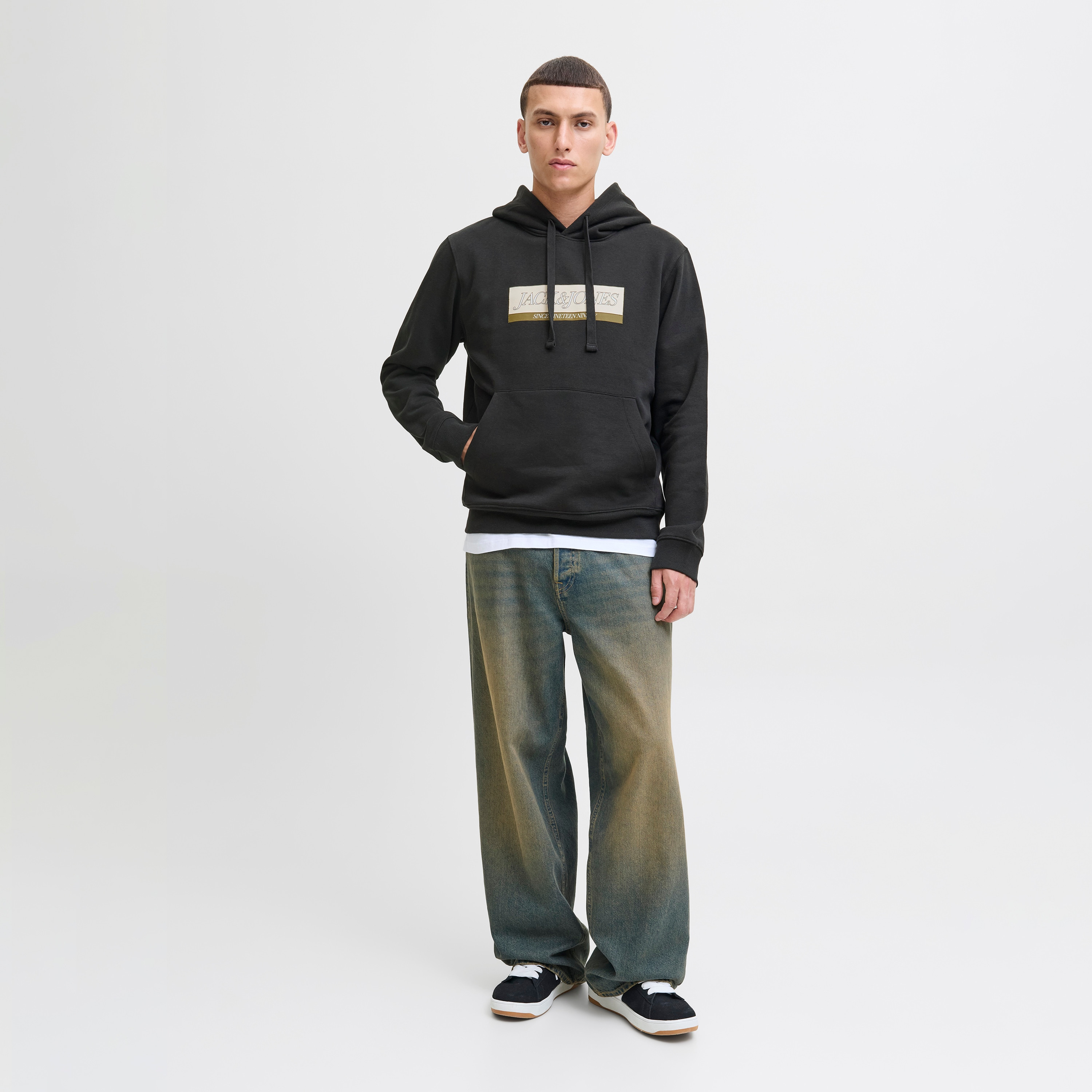 هودي رجالي مطبوع بأكمام طويلة من جاك اند جونز-men-winterwear-hoodiesandsweatshirts-image-2