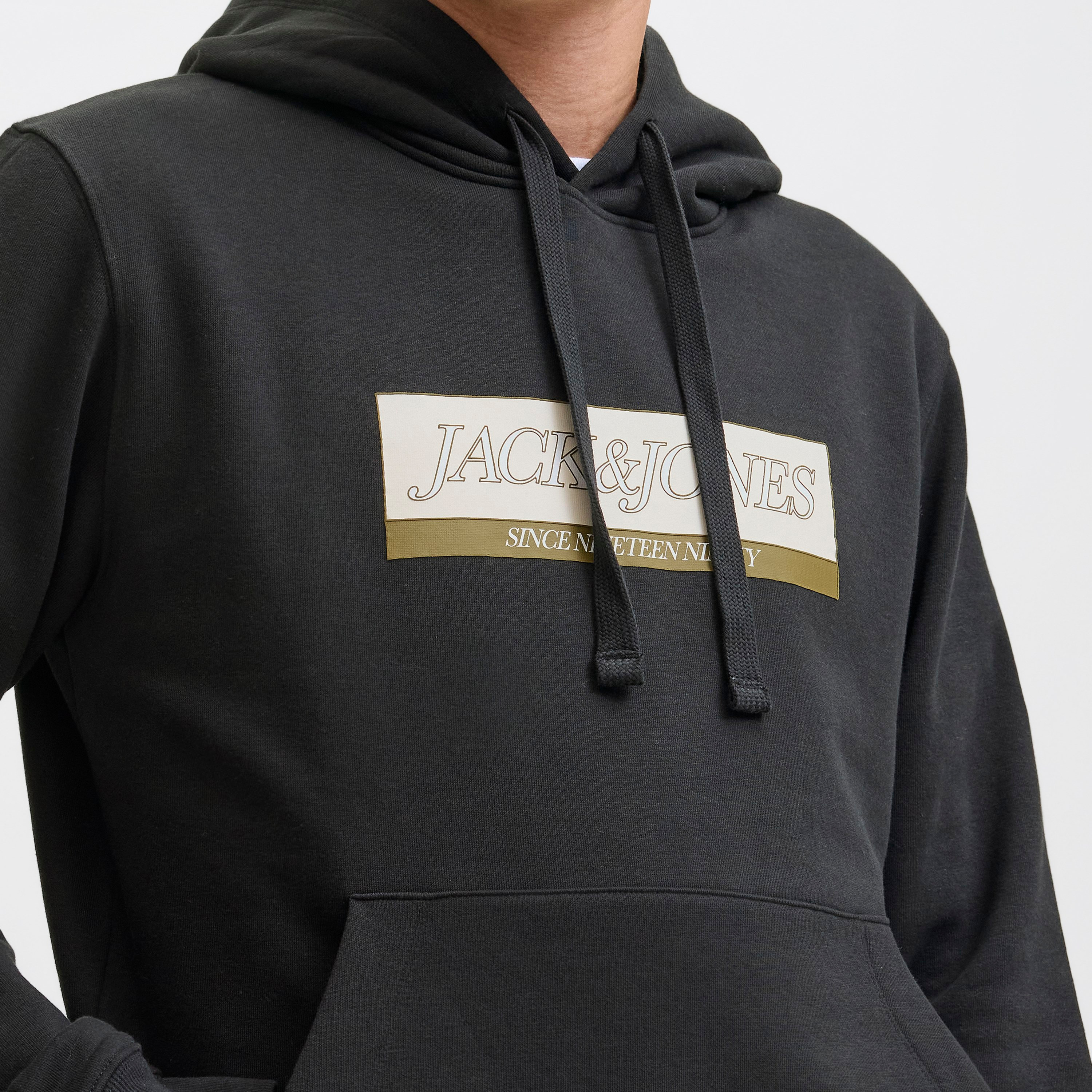 هودي رجالي مطبوع بأكمام طويلة من جاك اند جونز-men-winterwear-hoodiesandsweatshirts-image-3