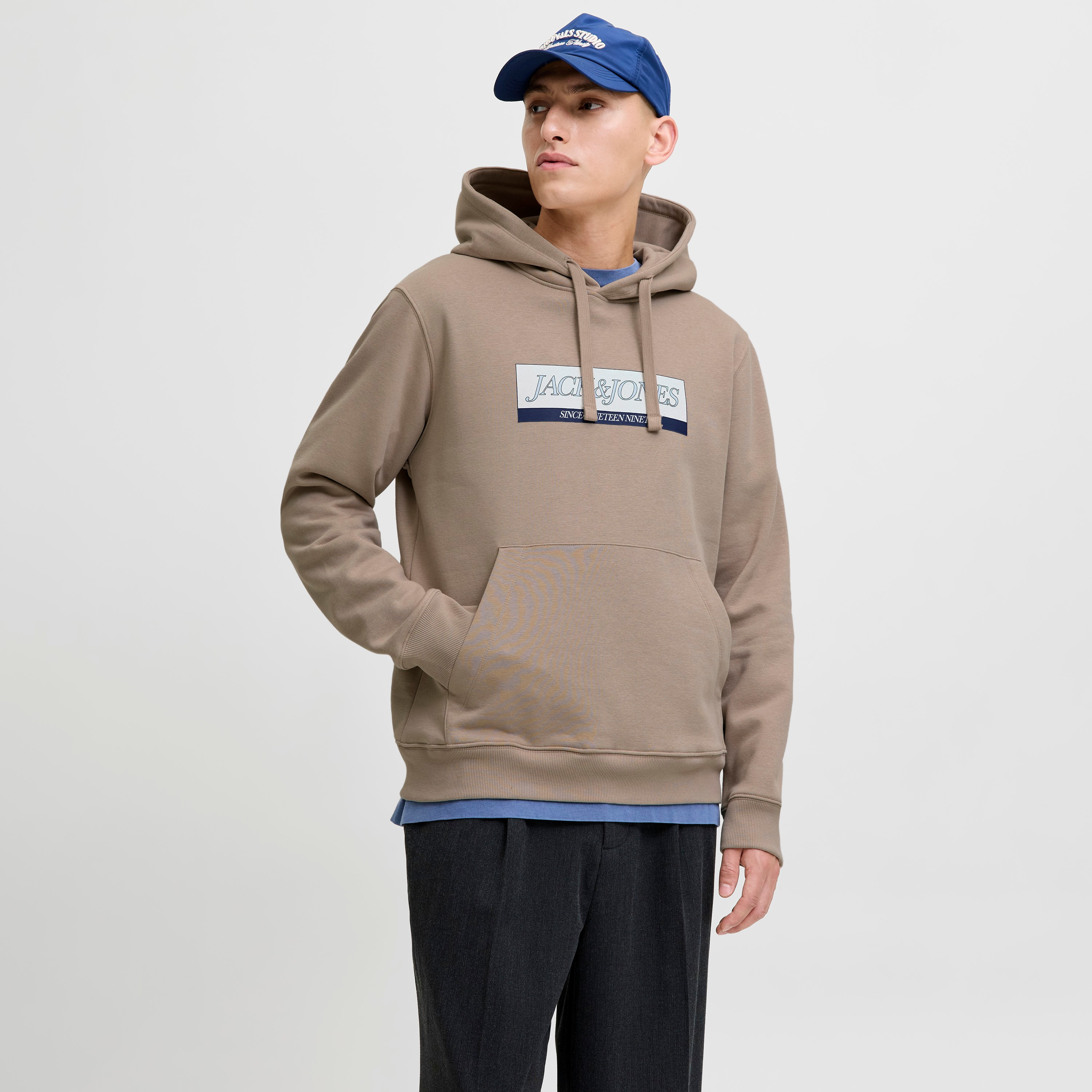 هودي رجالي مطبوع بأكمام طويلة من جاك اند جونز-men-winterwear-hoodiesandsweatshirts-image-9