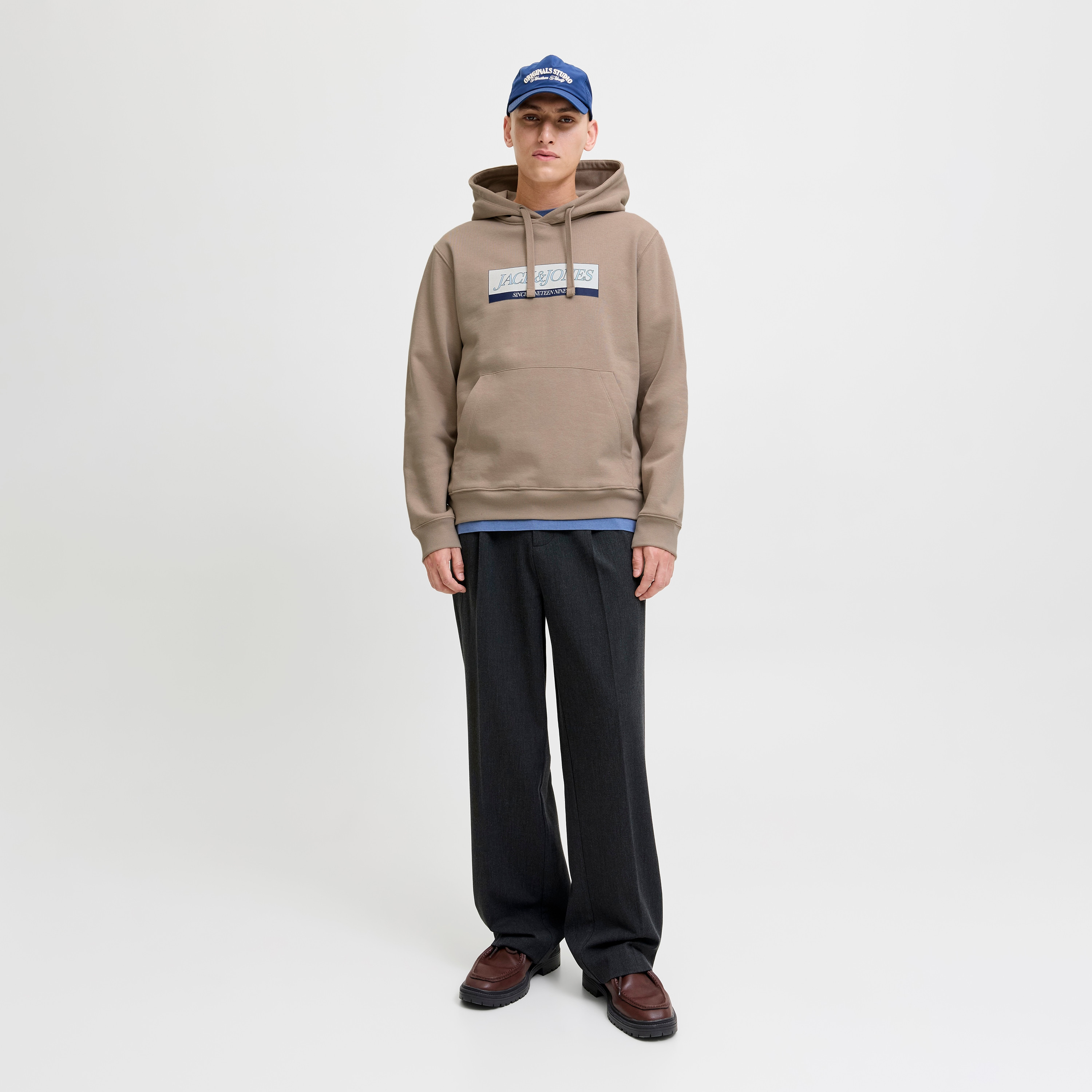 هودي رجالي مطبوع بأكمام طويلة من جاك اند جونز-men-winterwear-hoodiesandsweatshirts-image-10