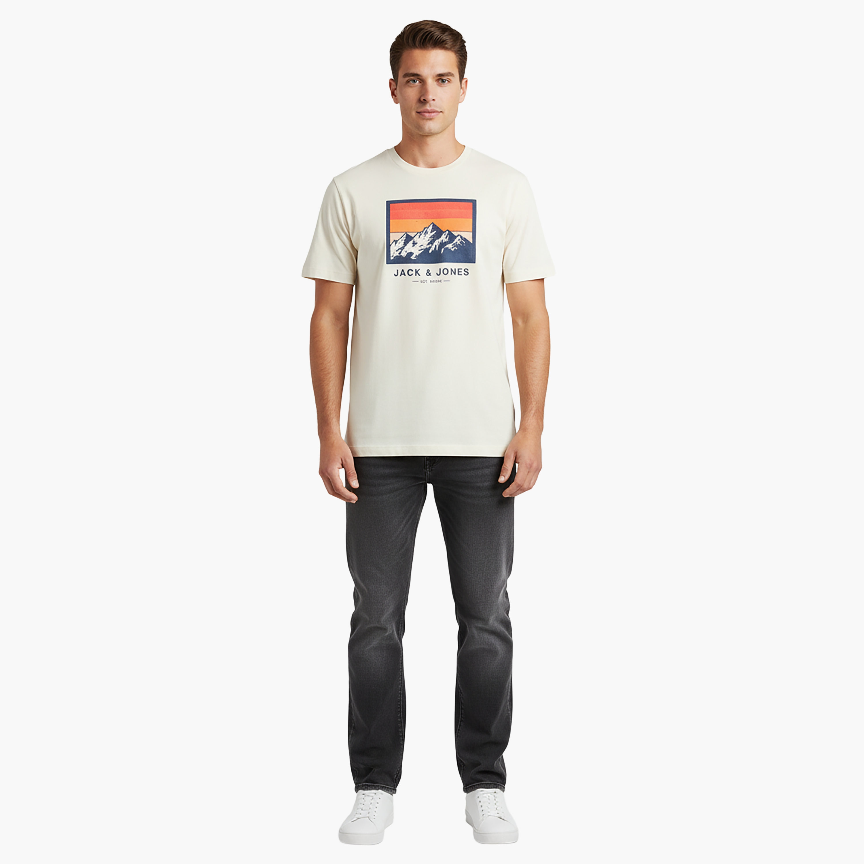 تيشيرت رجالي مطبوع برسومات بياقة دائرية وأكمام قصيرة من جاك آند جونز-men-clothing-tshirtsandpolos-tshirts-image-2