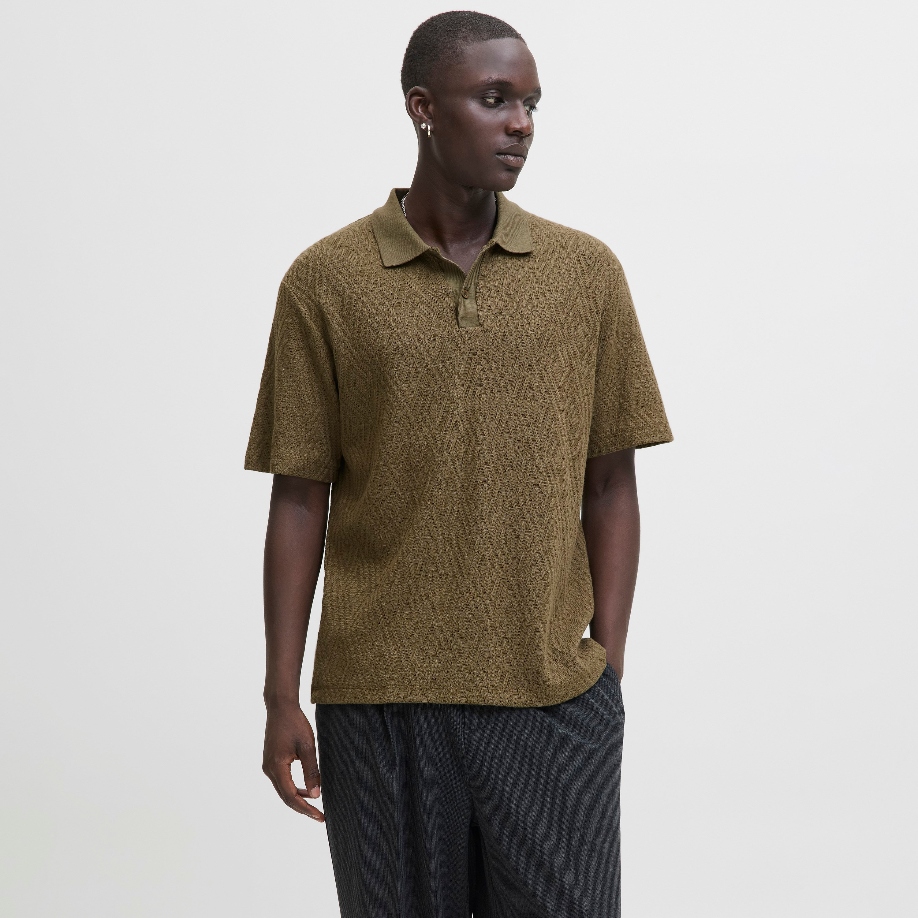 تيشيرت بولو رجالي جاك آند جونز بملمس هندسي بياقة مطوية وأكمام قصيرة-men-clothing-tshirtsandpolos-polos-image-1