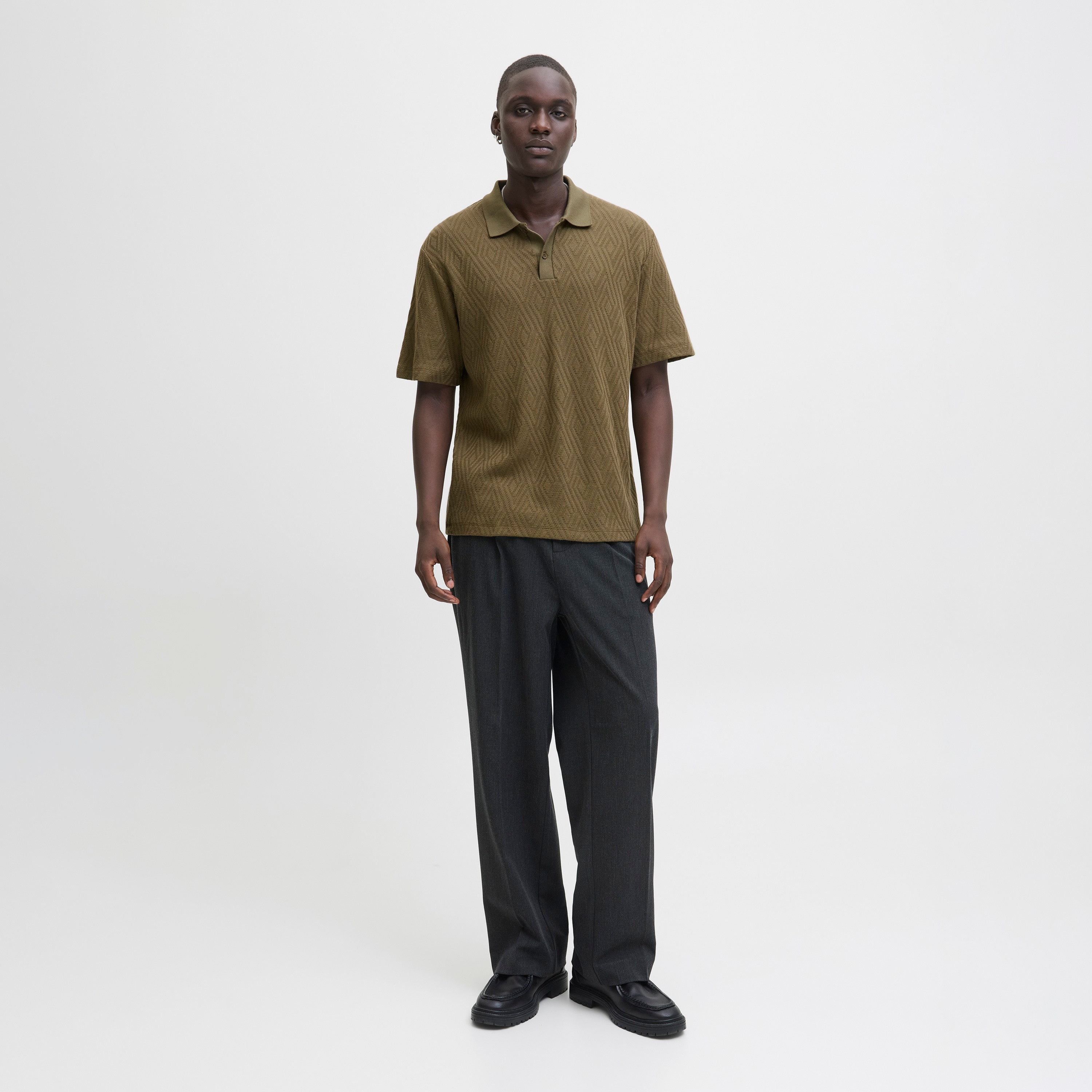 تيشيرت بولو رجالي جاك آند جونز بملمس هندسي بياقة مطوية وأكمام قصيرة-men-clothing-tshirtsandpolos-polos-image-2