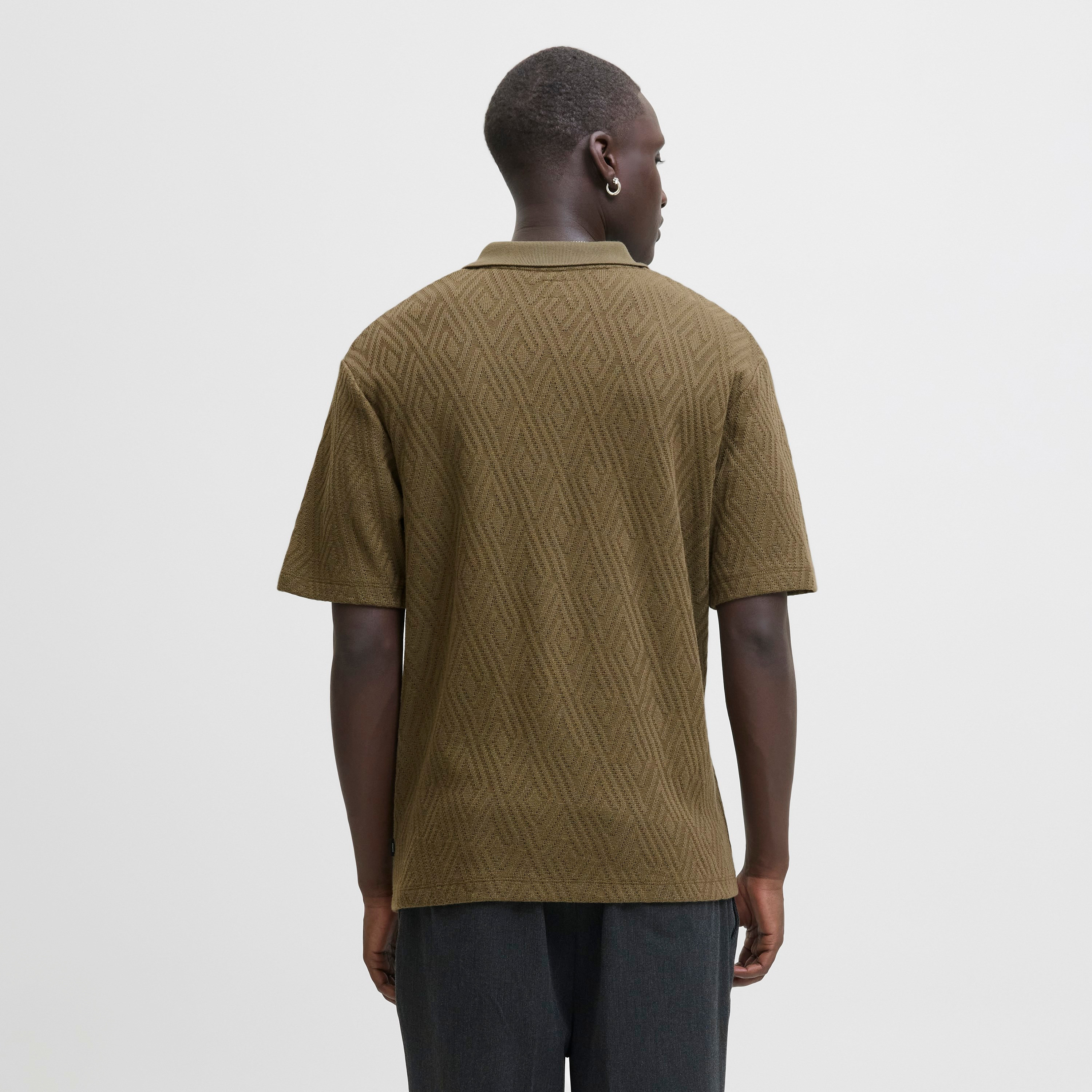 تيشيرت بولو رجالي جاك آند جونز بملمس هندسي بياقة مطوية وأكمام قصيرة-men-clothing-tshirtsandpolos-polos-image-4