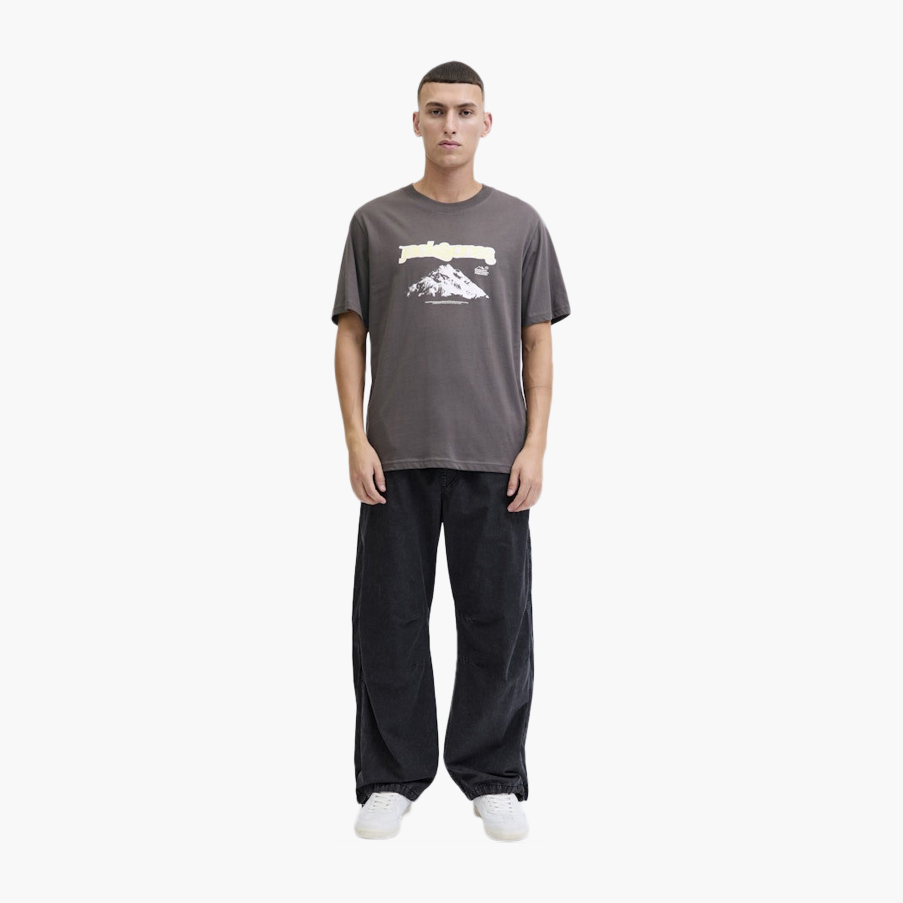 تيشيرت رجالي مطبوع برسومات بياقة دائرية وأكمام قصيرة من جاك ان جونز-men-clothing-tshirtsandpolos-tshirts-image-2