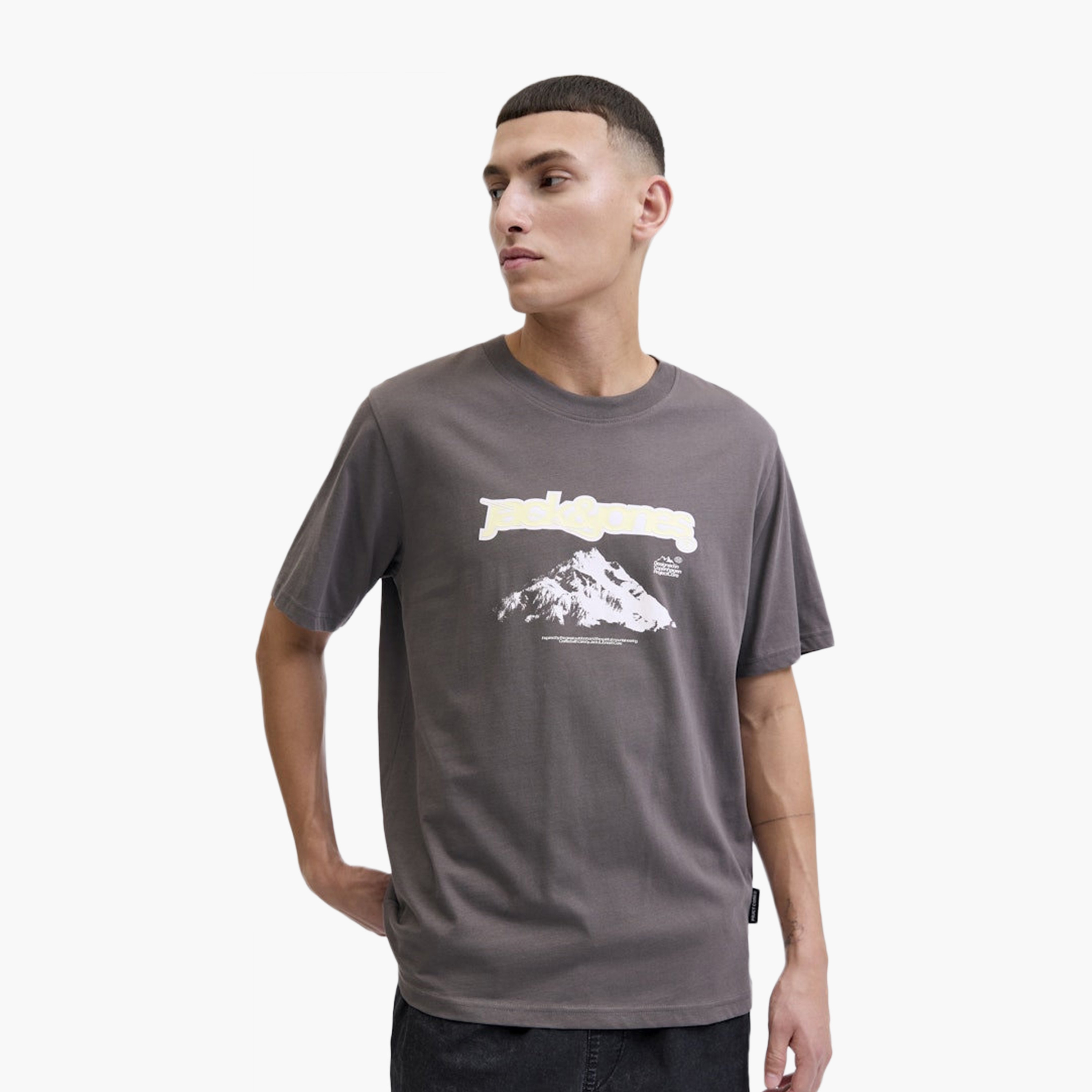 تيشيرت رجالي مطبوع برسومات بياقة دائرية وأكمام قصيرة من جاك ان جونز-men-clothing-tshirtsandpolos-tshirts-image-3