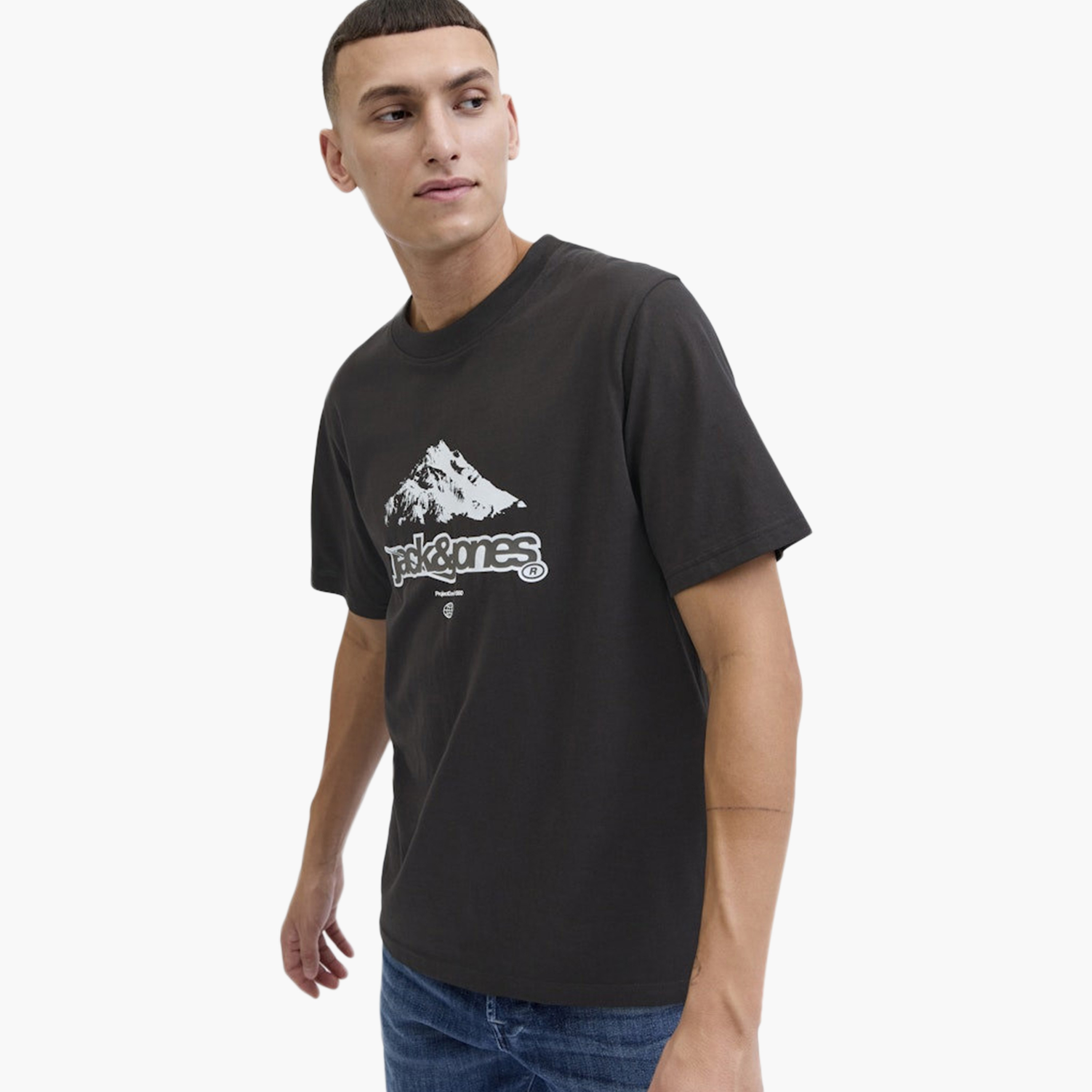 تيشيرت رجالي مطبوع برسومات بياقة دائرية وأكمام قصيرة من جاك ان جونز-men-clothing-tshirtsandpolos-tshirts-image-3