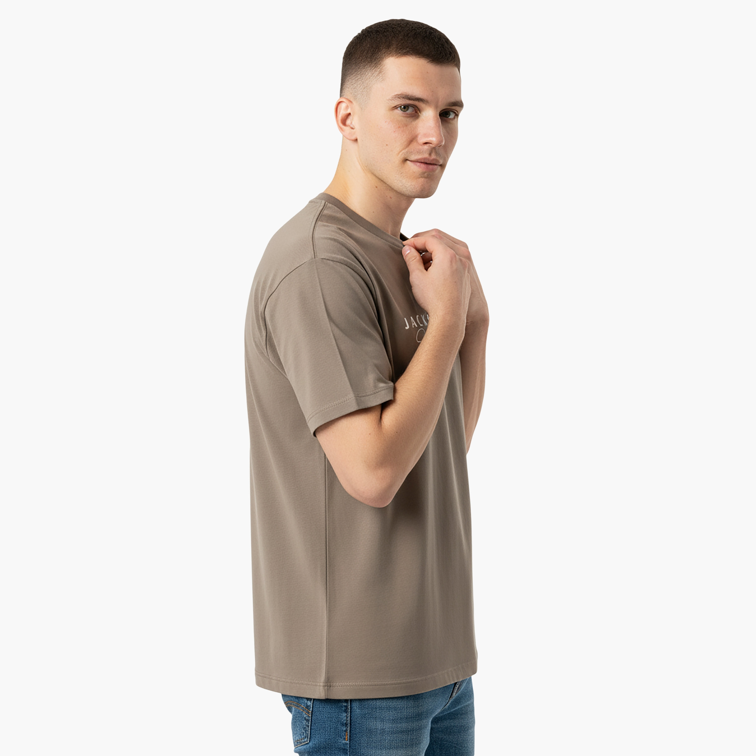 تيشيرت رجالي مطبوع برسومات بياقة دائرية وأكمام قصيرة من جاك آند جونز-men-clothing-tshirtsandpolos-tshirts-image-11