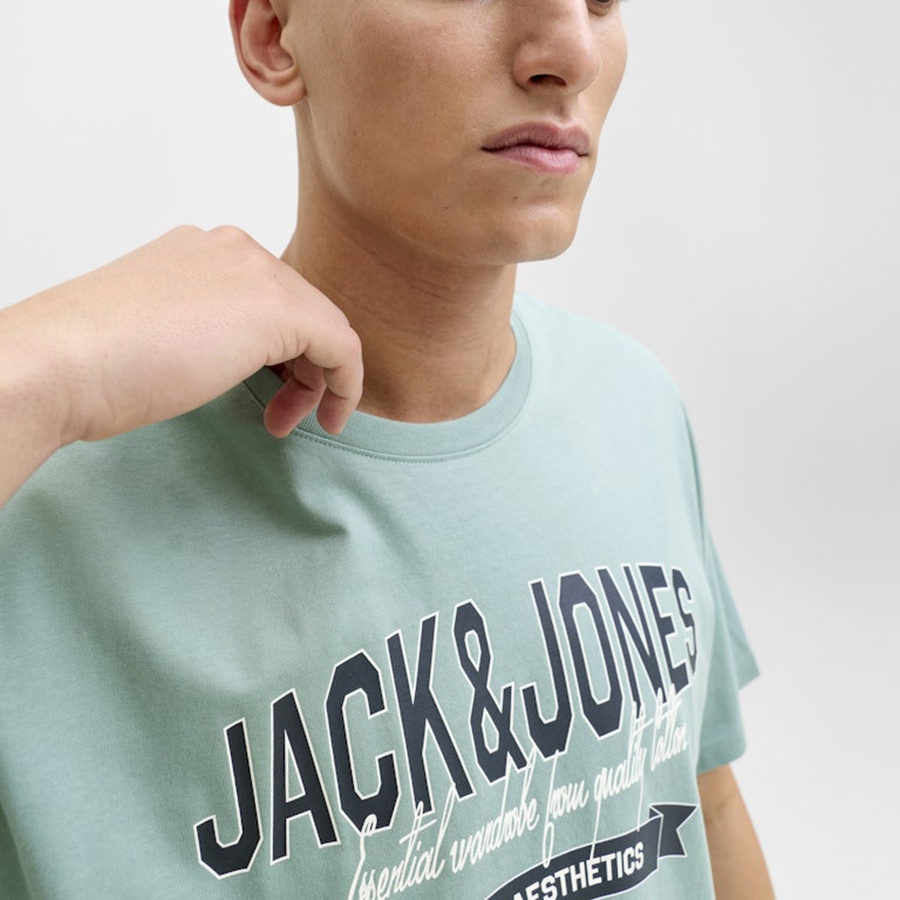 تي شيرت رجالي مطبوع بياقة دائرية وأكمام قصيرة من جاك اند جونز-men-clothing-tshirtsandpolos-tshirts-image-7