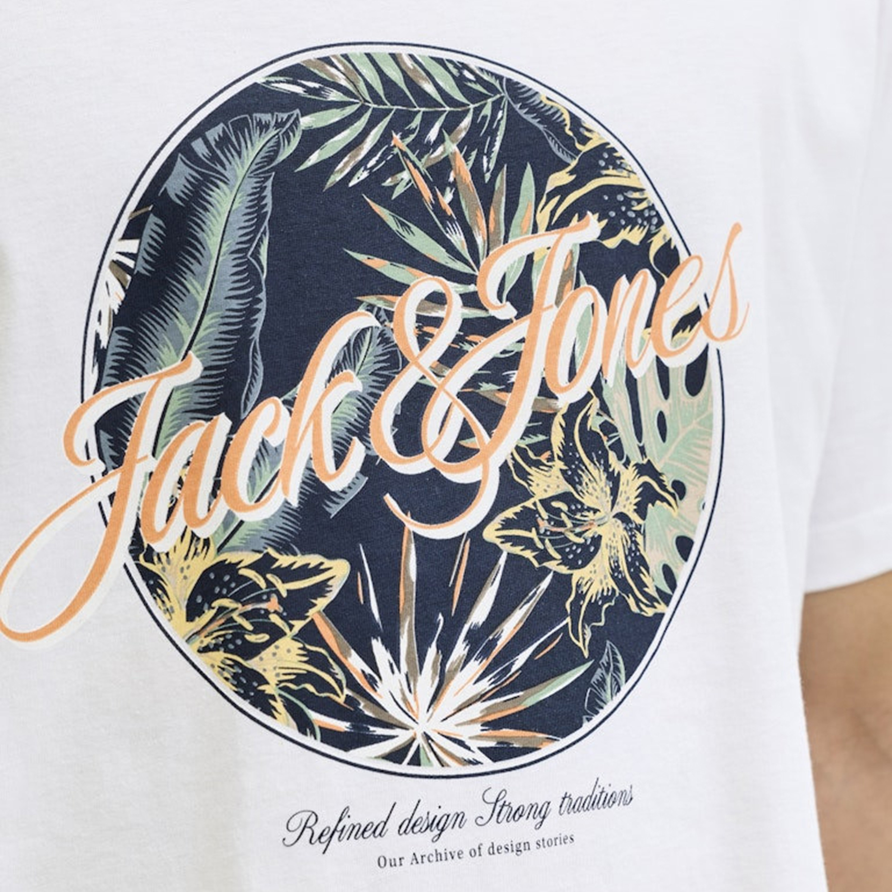 تي شيرت رجالي بأكمام قصيرة ورقبة دائرية ورسومات جرافيكية من جاك اند جونز-men-clothing-tshirtsandpolos-tshirts-image-6