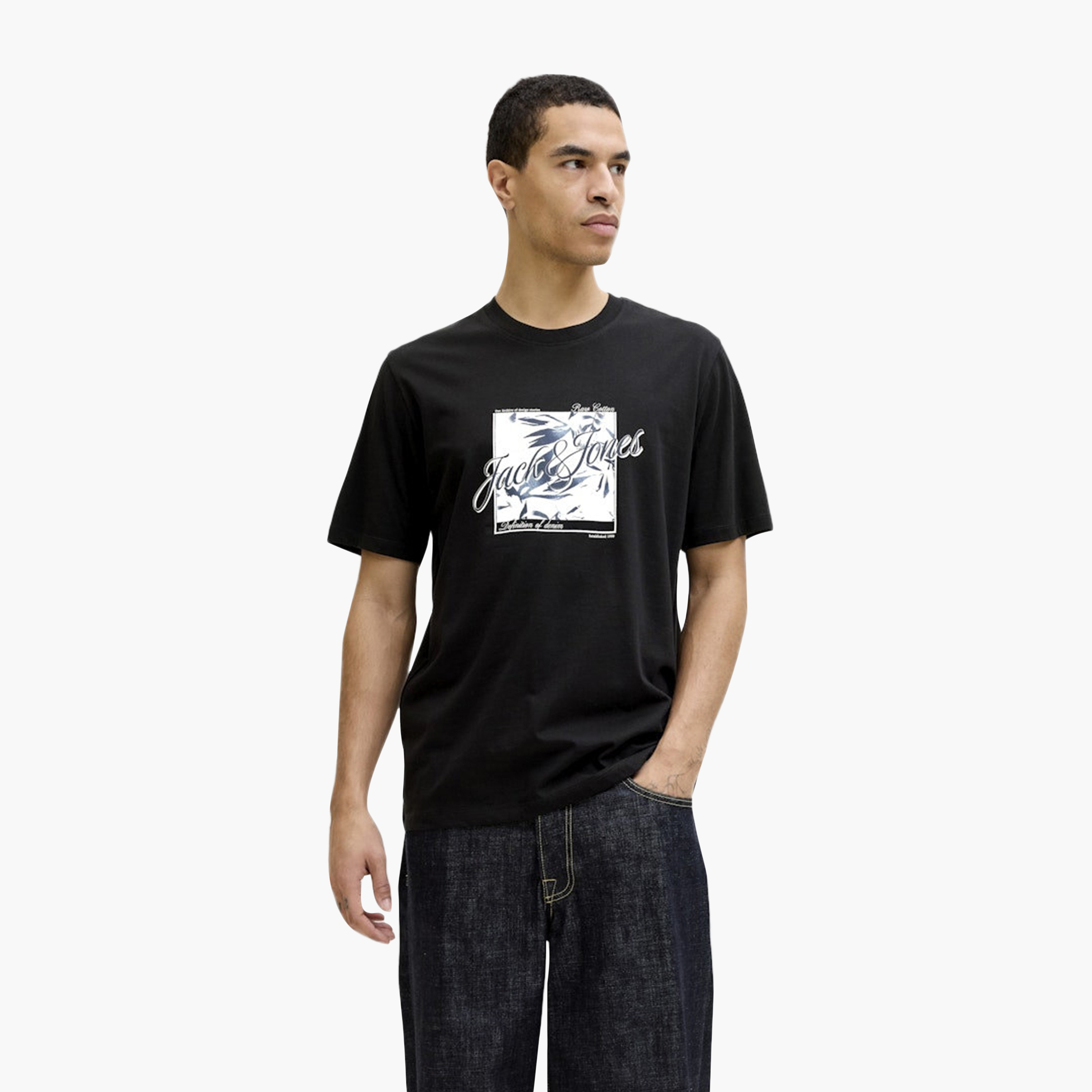 تي شيرت رجالي بأكمام قصيرة ورقبة دائرية ورسومات جرافيكية من جاك اند جونز-men-clothing-tshirtsandpolos-tshirts-image-1