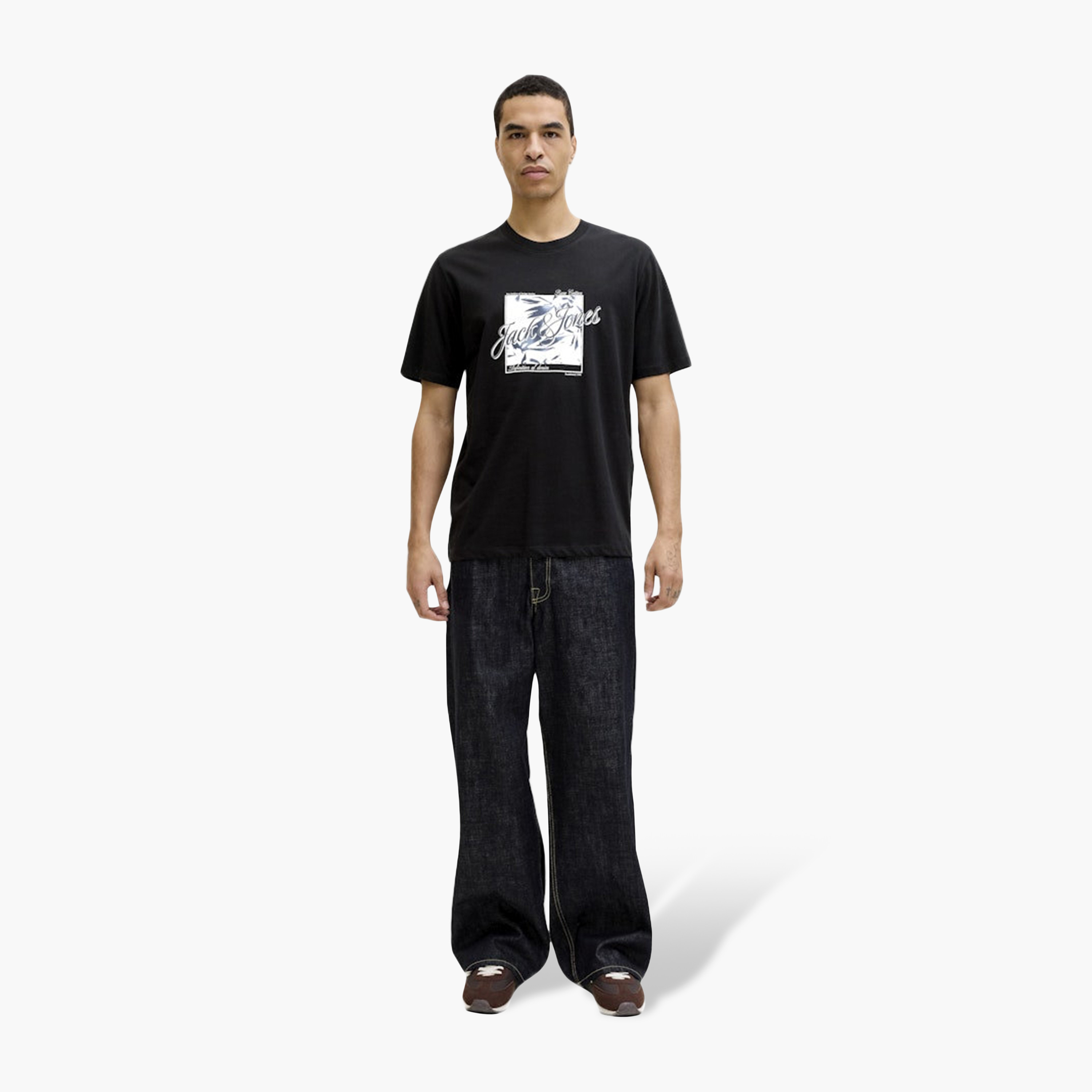 تي شيرت رجالي بأكمام قصيرة ورقبة دائرية ورسومات جرافيكية من جاك اند جونز-men-clothing-tshirtsandpolos-tshirts-image-2
