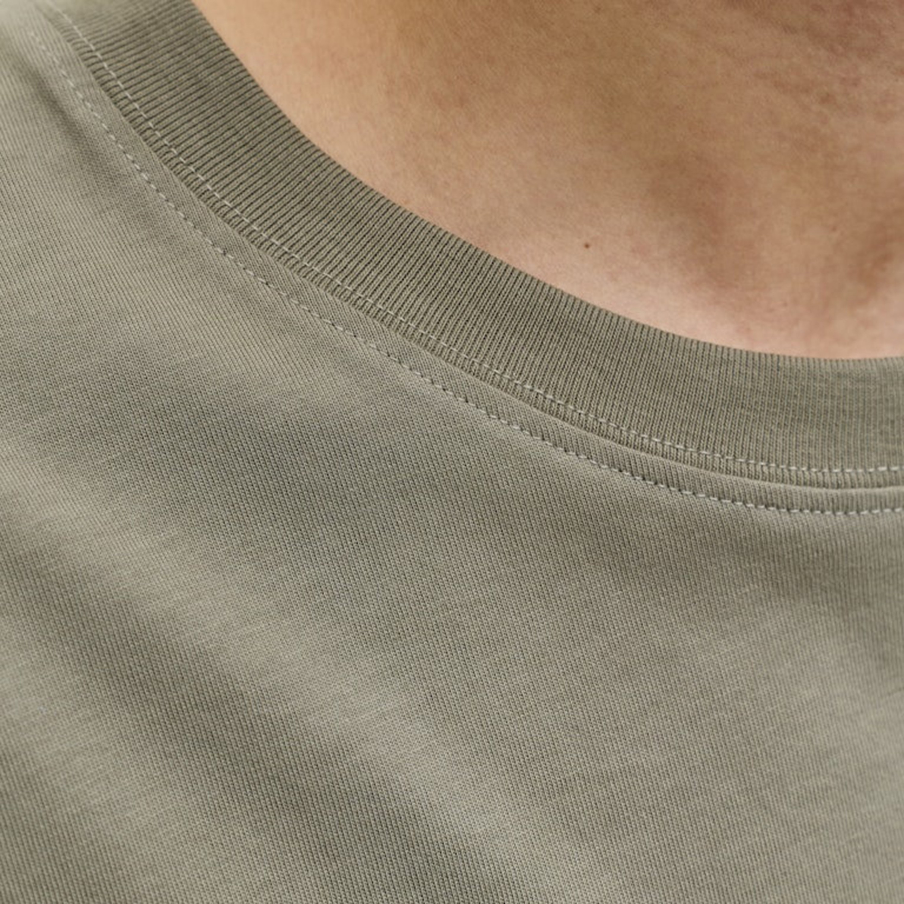 تيشيرت رجالي سادة بياقة دائرية وأكمام قصيرة من جاك ان جونز-men-clothing-tshirtsandpolos-tshirts-image-21