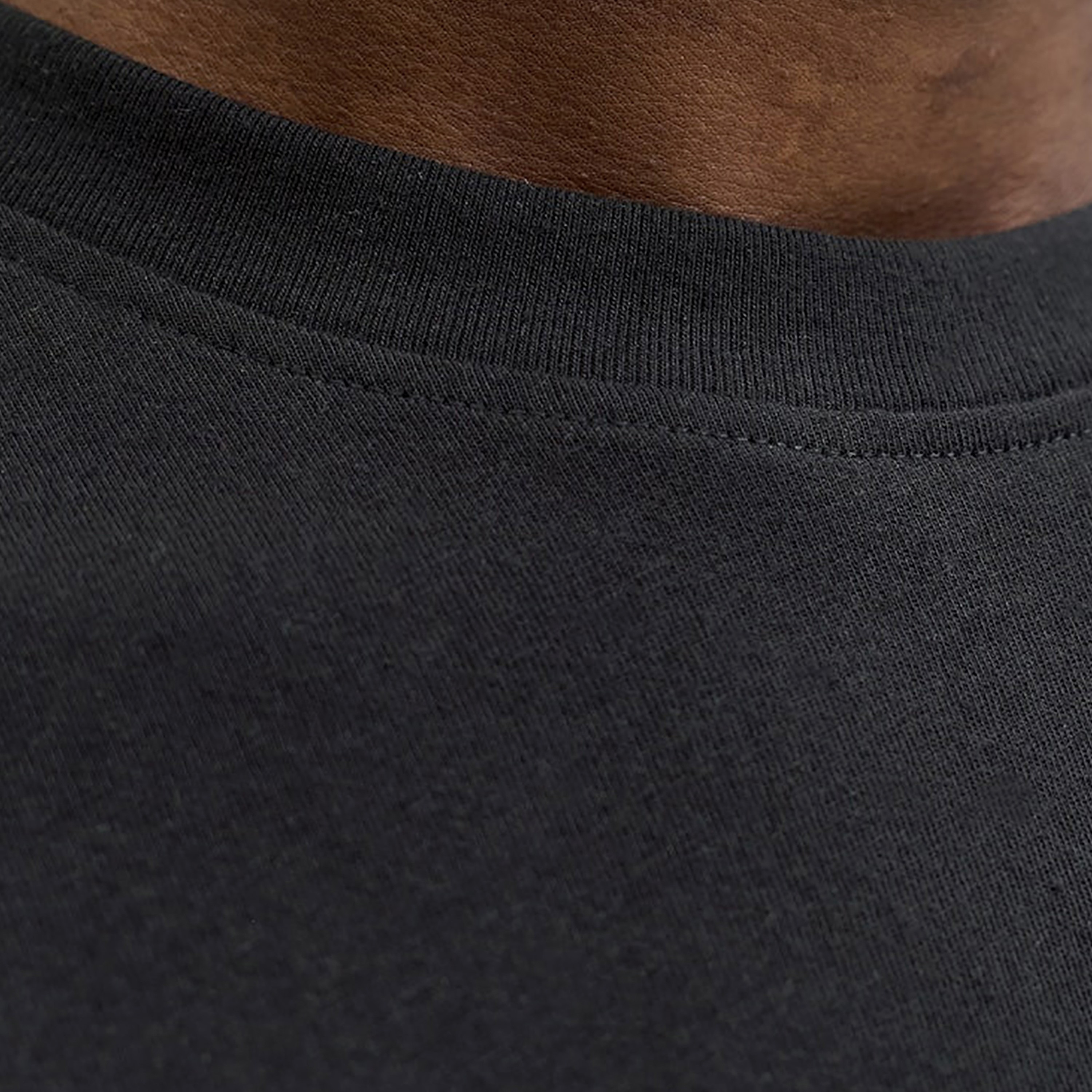 تيشيرت رجالي مطبوع برسومات بياقة دائرية وأكمام قصيرة من جاك ان جونز-men-clothing-tshirtsandpolos-tshirts-image-5