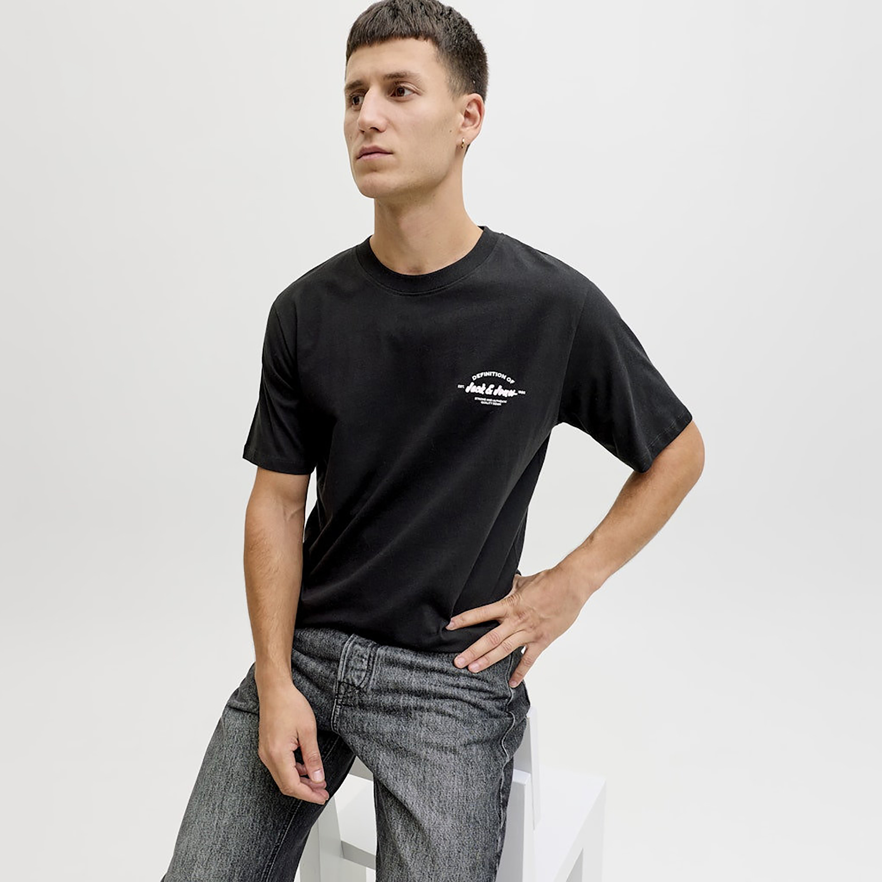 تيشيرت رجالي سادة بياقة دائرية وأكمام قصيرة من جاك ان جونز-men-clothing-tshirtsandpolos-tshirts-image-11