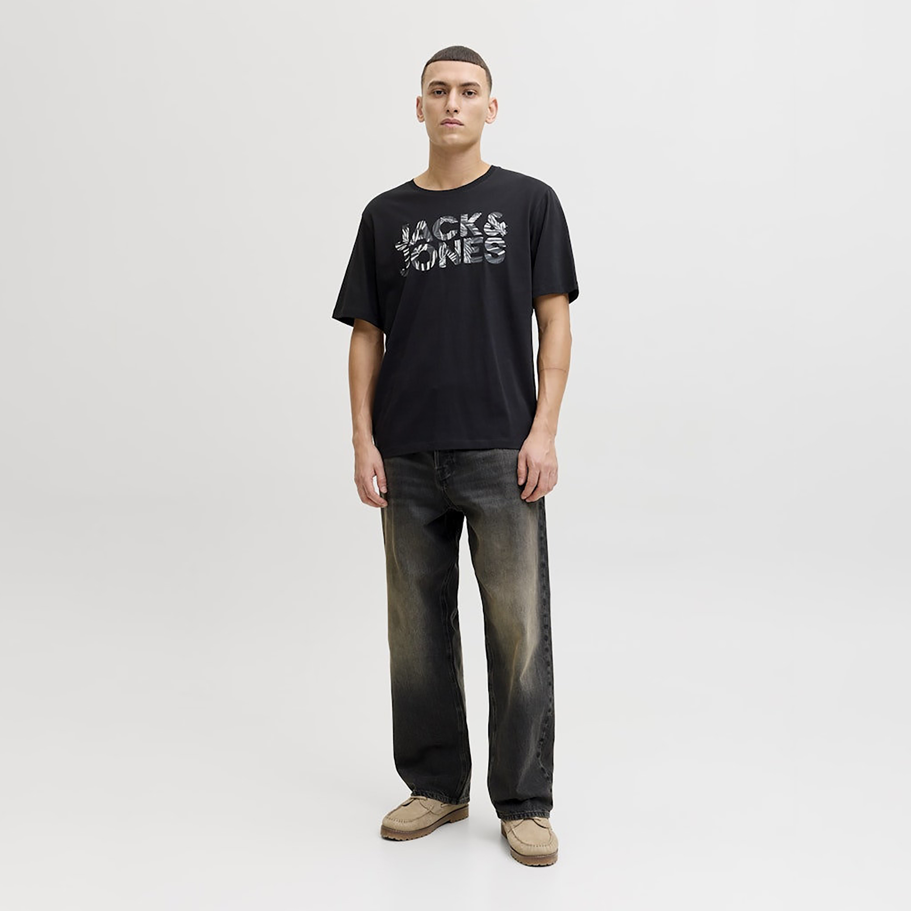 تي شيرت رجالي بأكمام قصيرة ورقبة دائرية وشعار من جاك اند جونز-men-clothing-tshirtsandpolos-tshirts-image-2