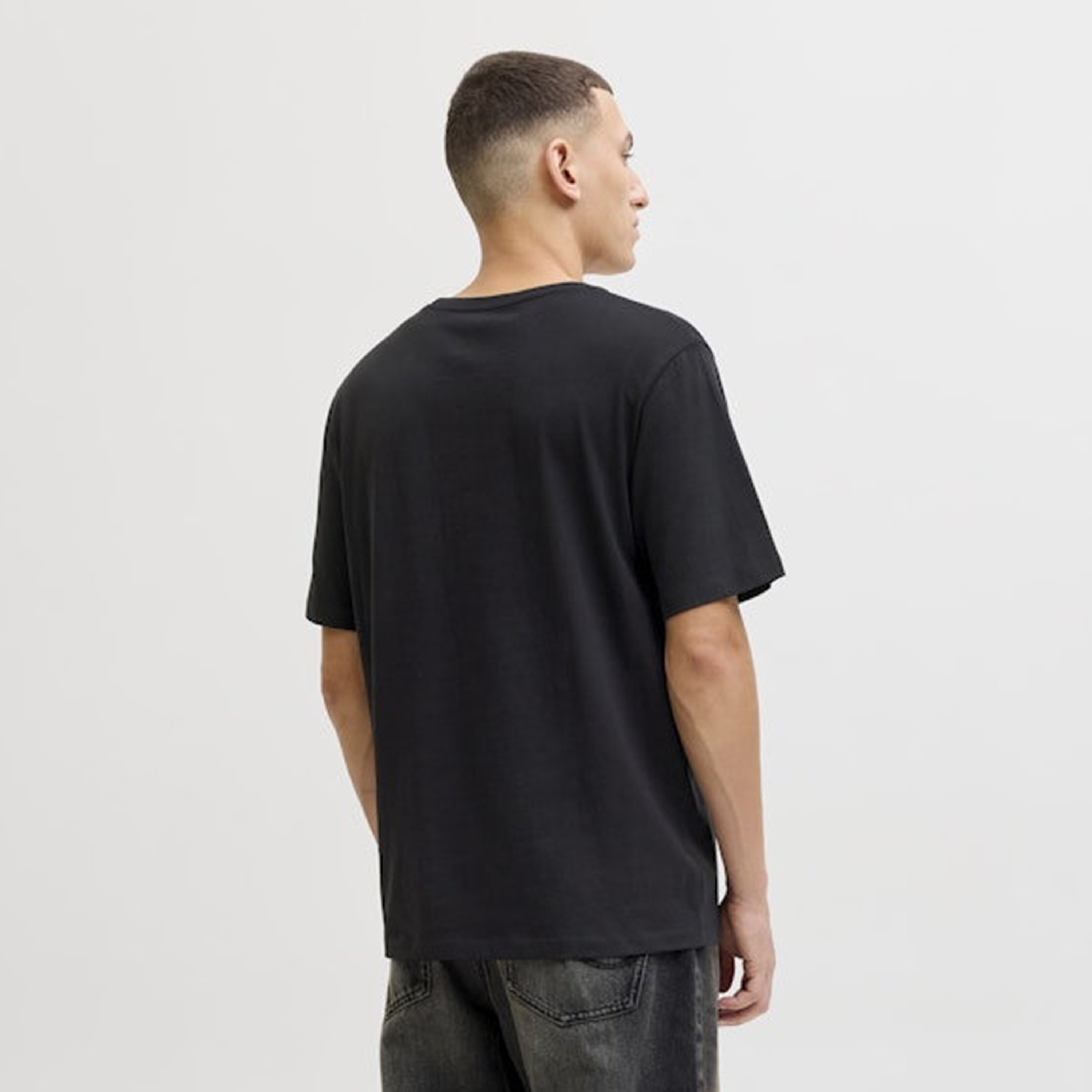 تي شيرت رجالي بأكمام قصيرة ورقبة دائرية وشعار من جاك اند جونز-men-clothing-tshirtsandpolos-tshirts-image-4