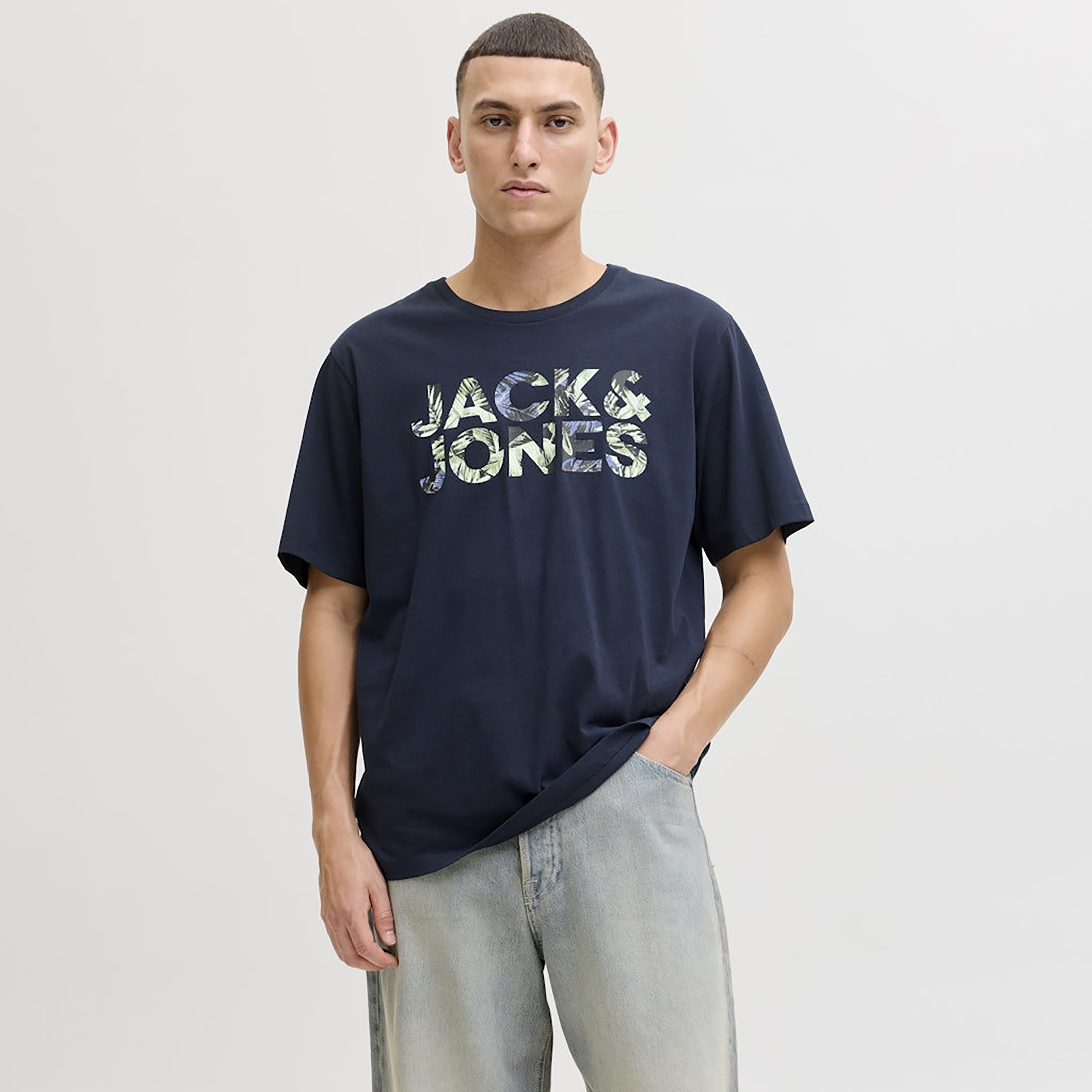 تي شيرت رجالي بأكمام قصيرة ورقبة دائرية وشعار من جاك اند جونز-men-clothing-tshirtsandpolos-tshirts-image-5