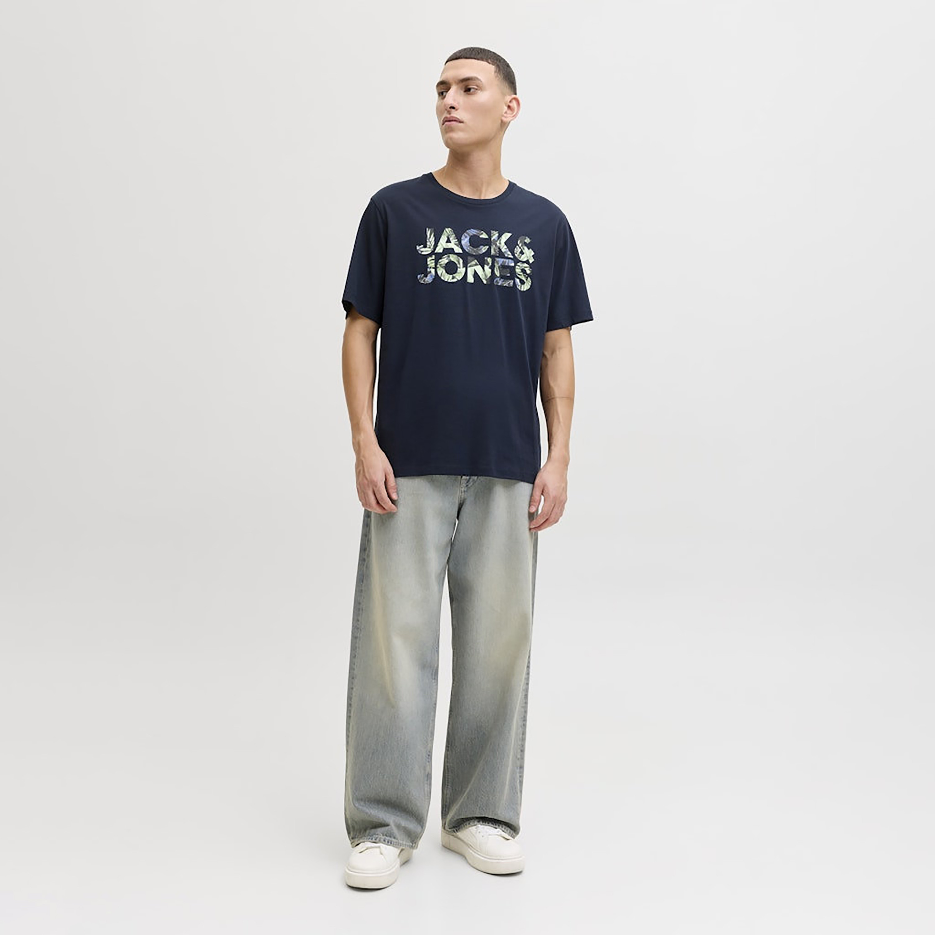 تي شيرت رجالي بأكمام قصيرة ورقبة دائرية وشعار من جاك اند جونز-men-clothing-tshirtsandpolos-tshirts-image-6