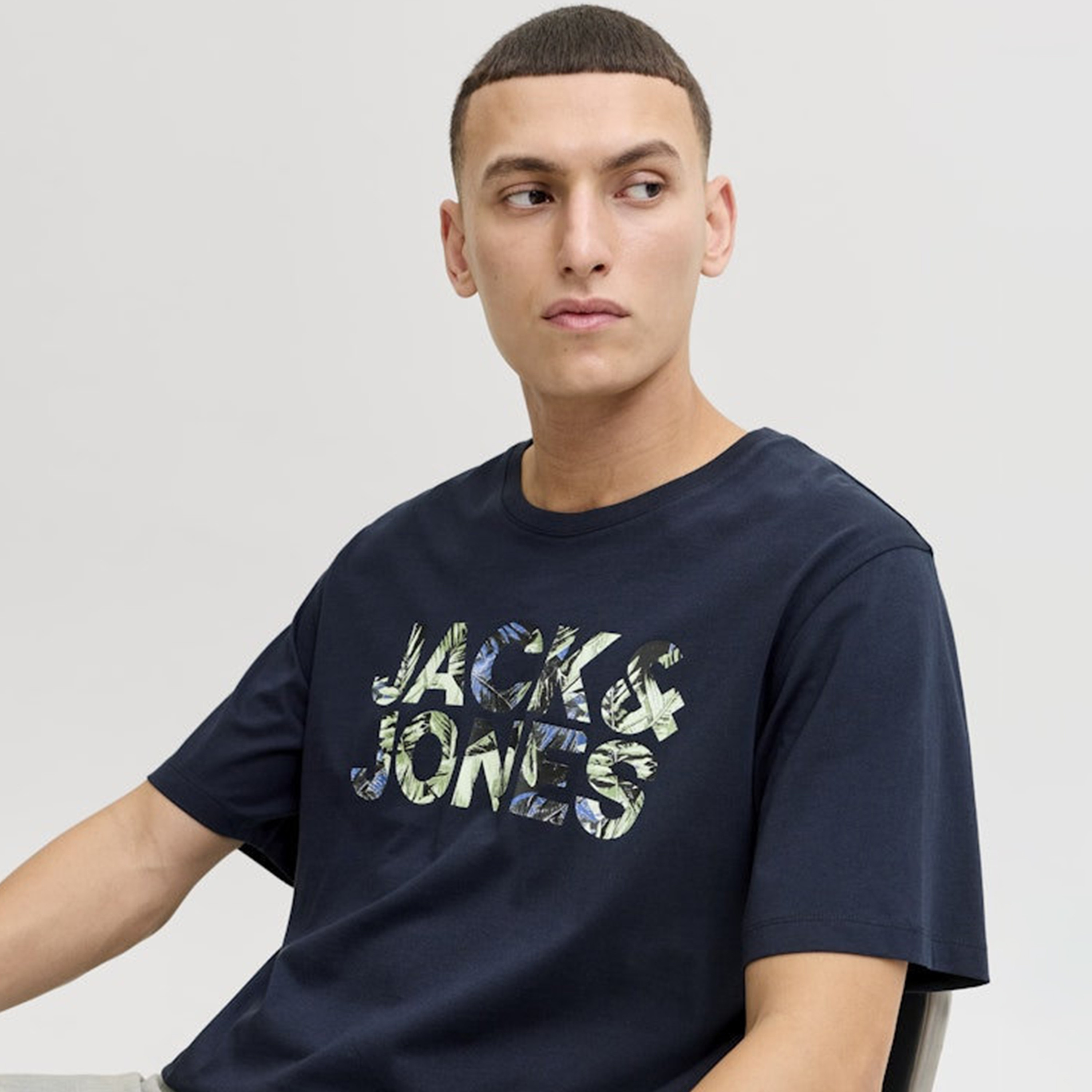 تي شيرت رجالي بأكمام قصيرة ورقبة دائرية وشعار من جاك اند جونز-men-clothing-tshirtsandpolos-tshirts-image-7
